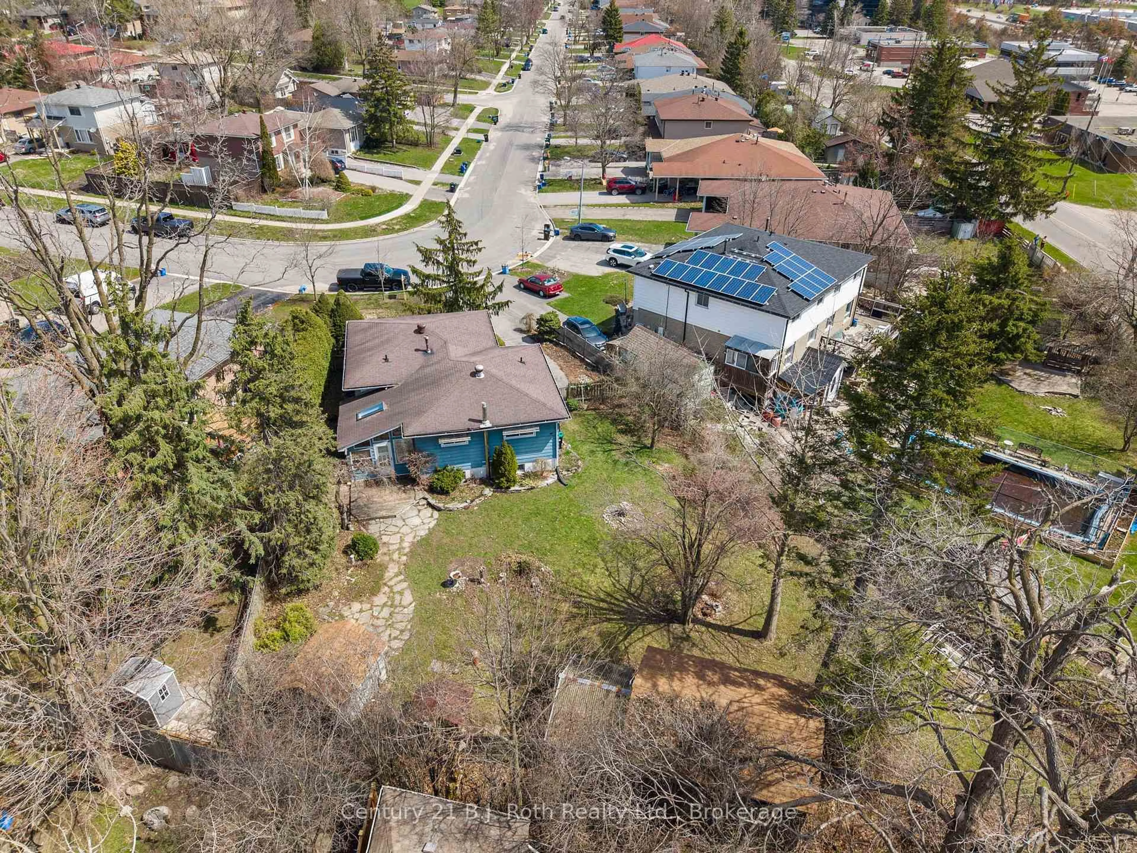 A pic from outside/outdoor area/front of a property/back of a property/a pic from drone, street for 21 Daphne Cres, Barrie Ontario L4M 2Y7