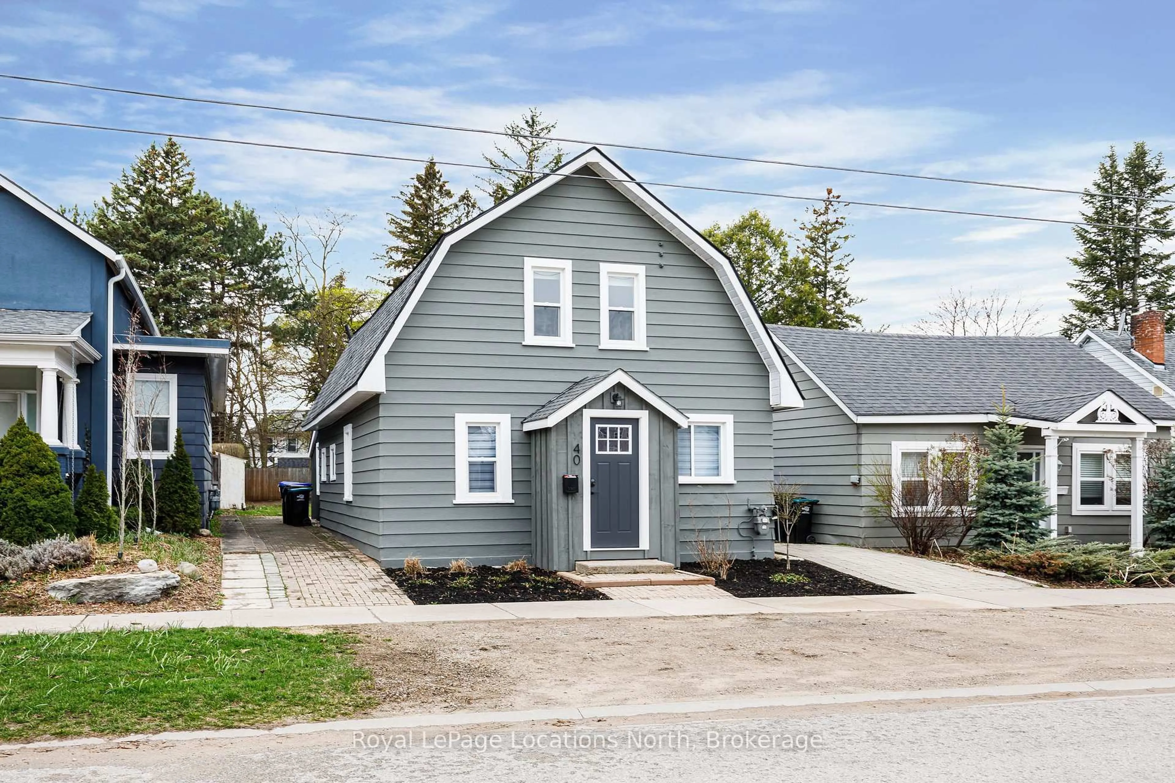 Home with vinyl exterior material, street for 40 Market St, Collingwood Ontario L9Y 3M6