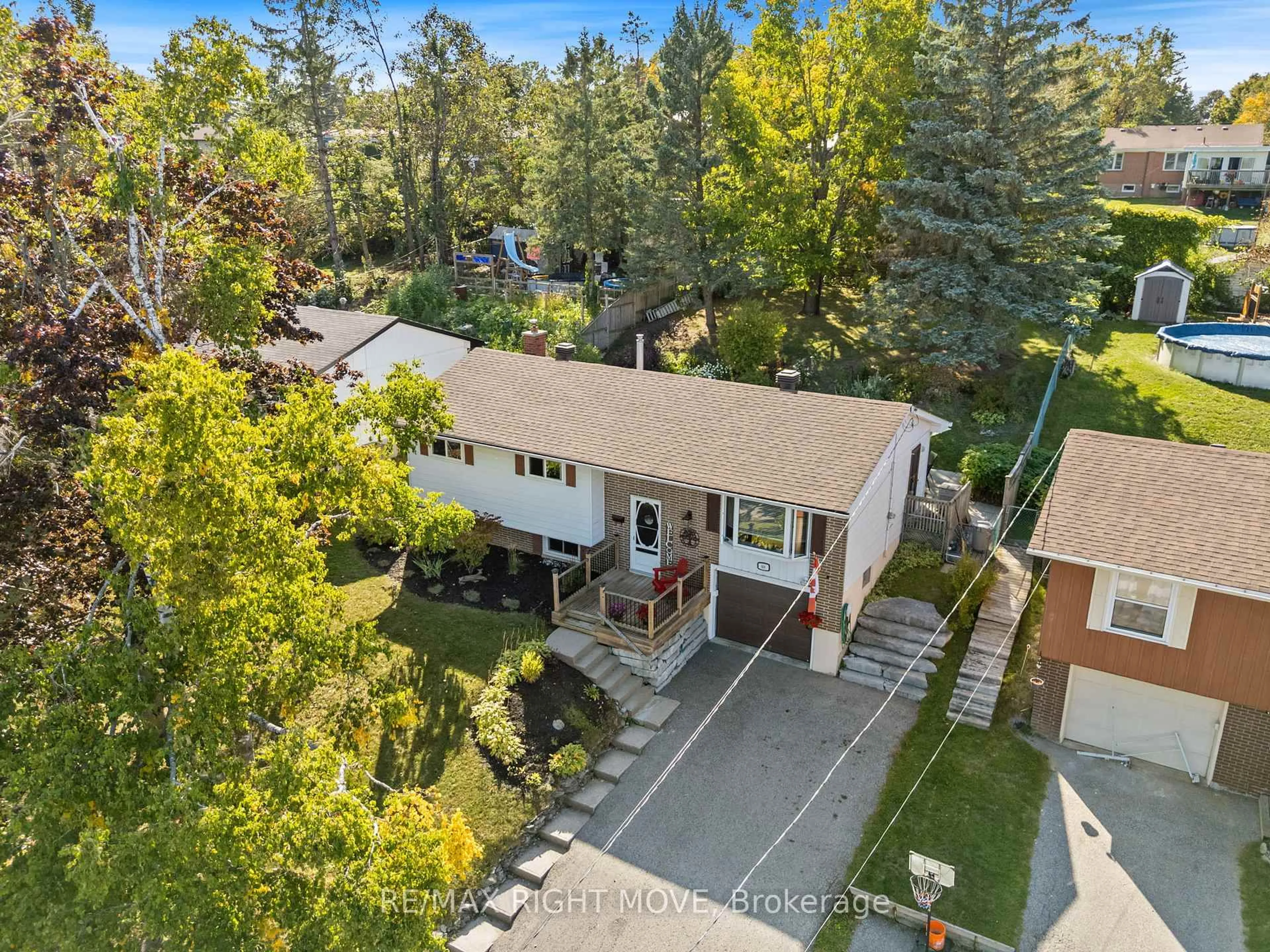 A pic from outside/outdoor area/front of a property/back of a property/a pic from drone, street for 68 Quinn Ave, Orillia Ontario L3V 3H5