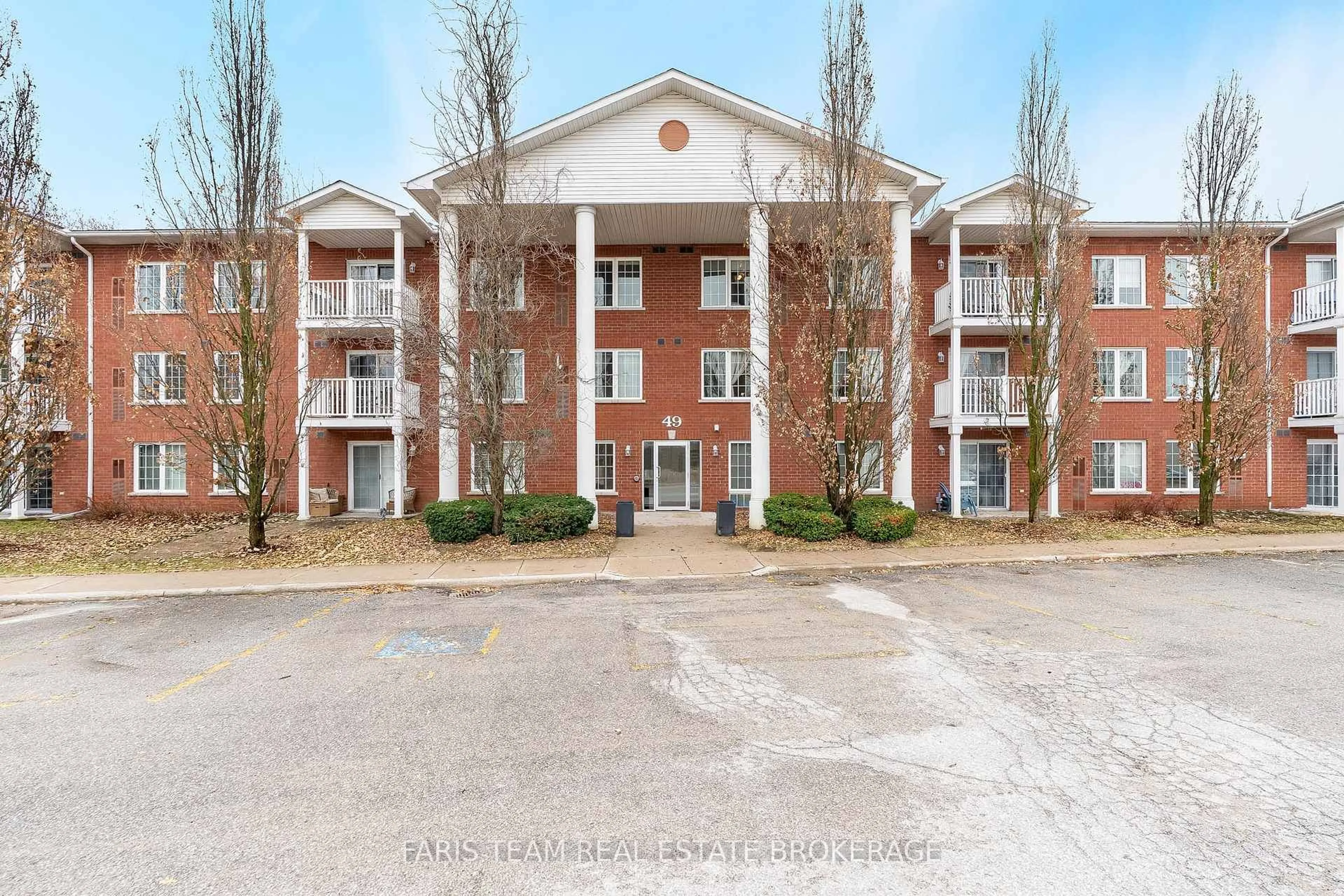 A pic from outside/outdoor area/front of a property/back of a property/a pic from drone, unknown for 49 Jacobs Terr #119, Barrie Ontario L4N 0W4