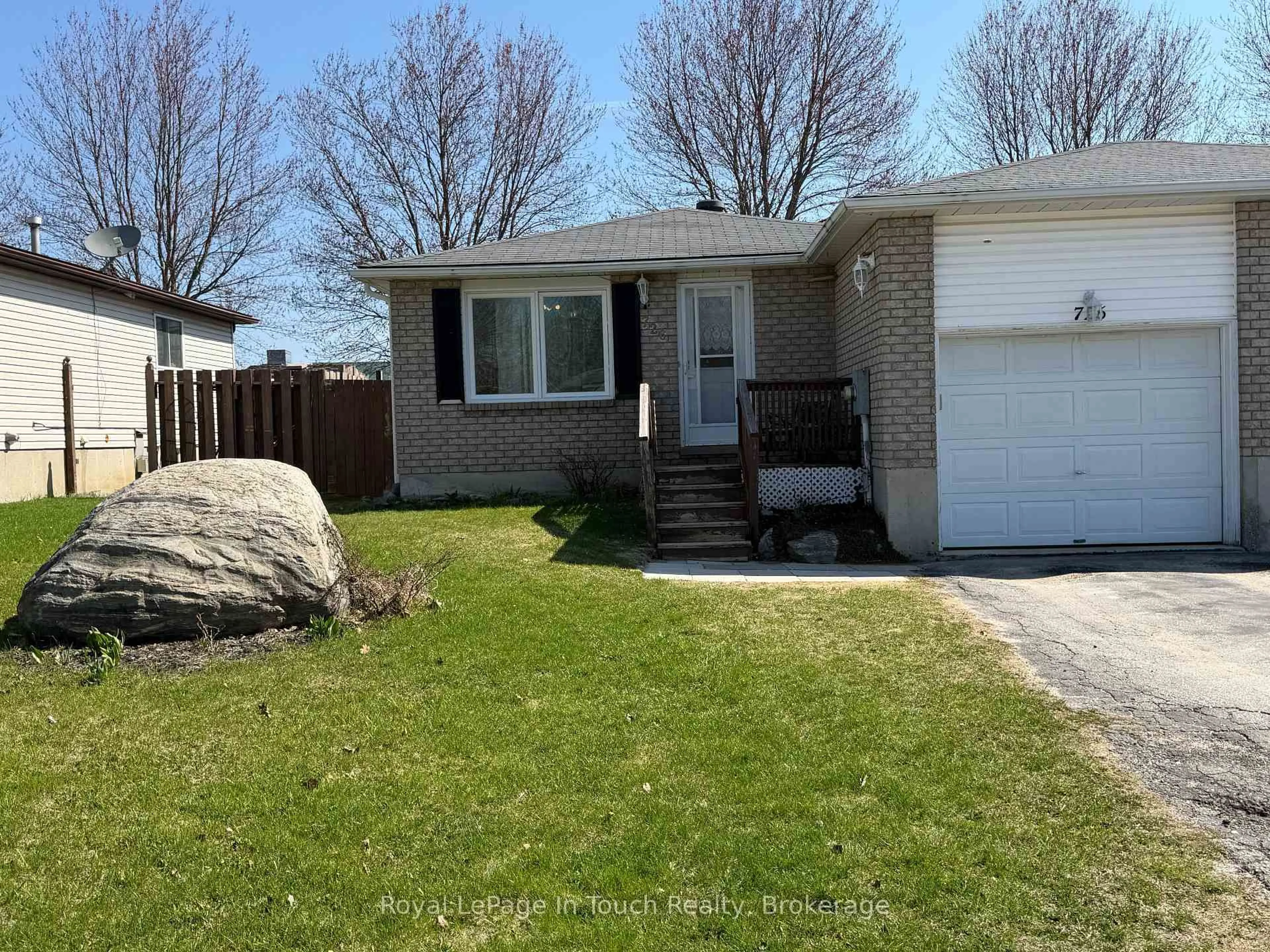 Home with vinyl exterior material, street for 726 Frazer Dr, Midland Ontario L4R 5C7