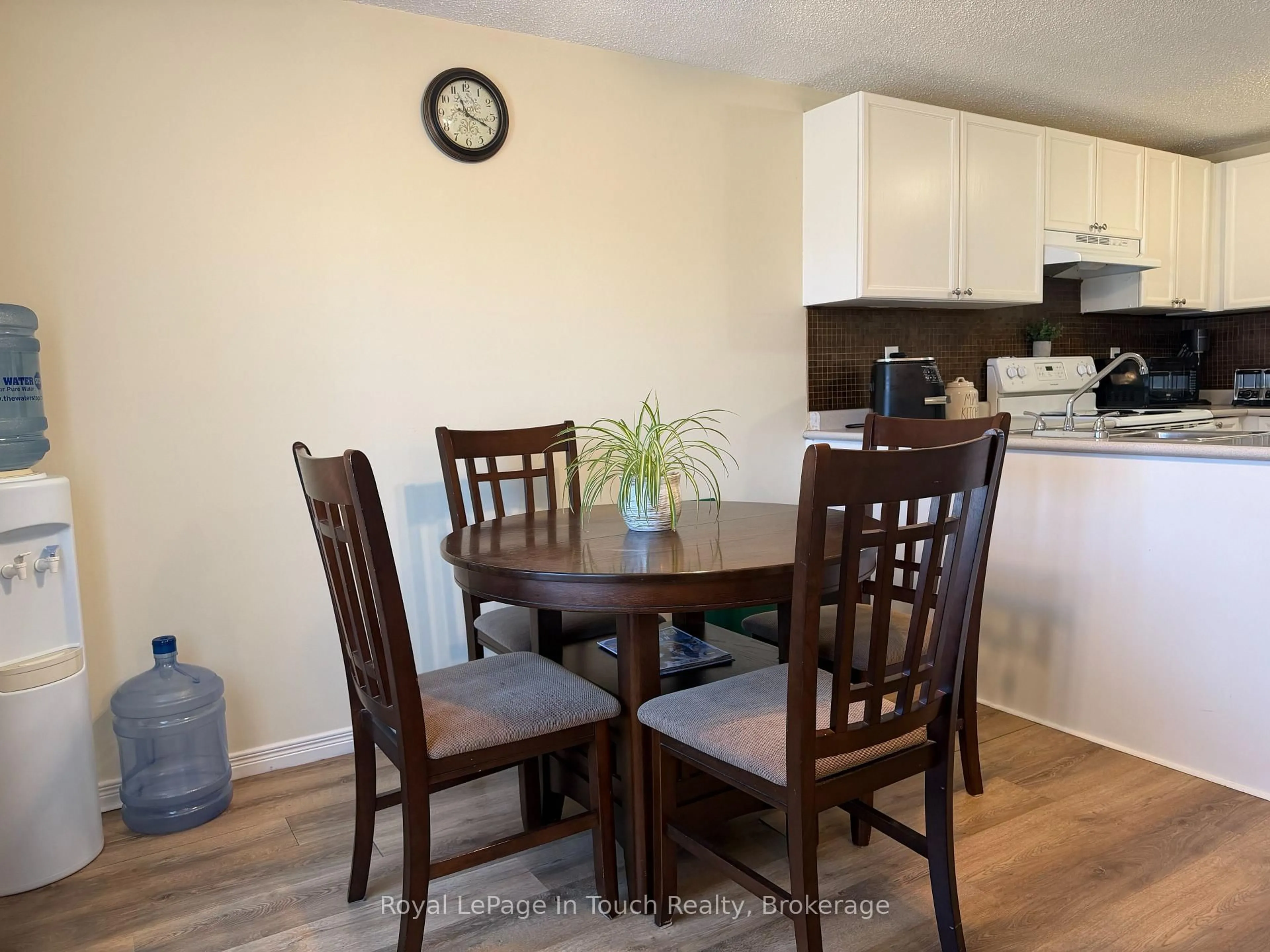 Standard kitchen, wood/laminate floor for 726 Frazer Dr, Midland Ontario L4R 5C7