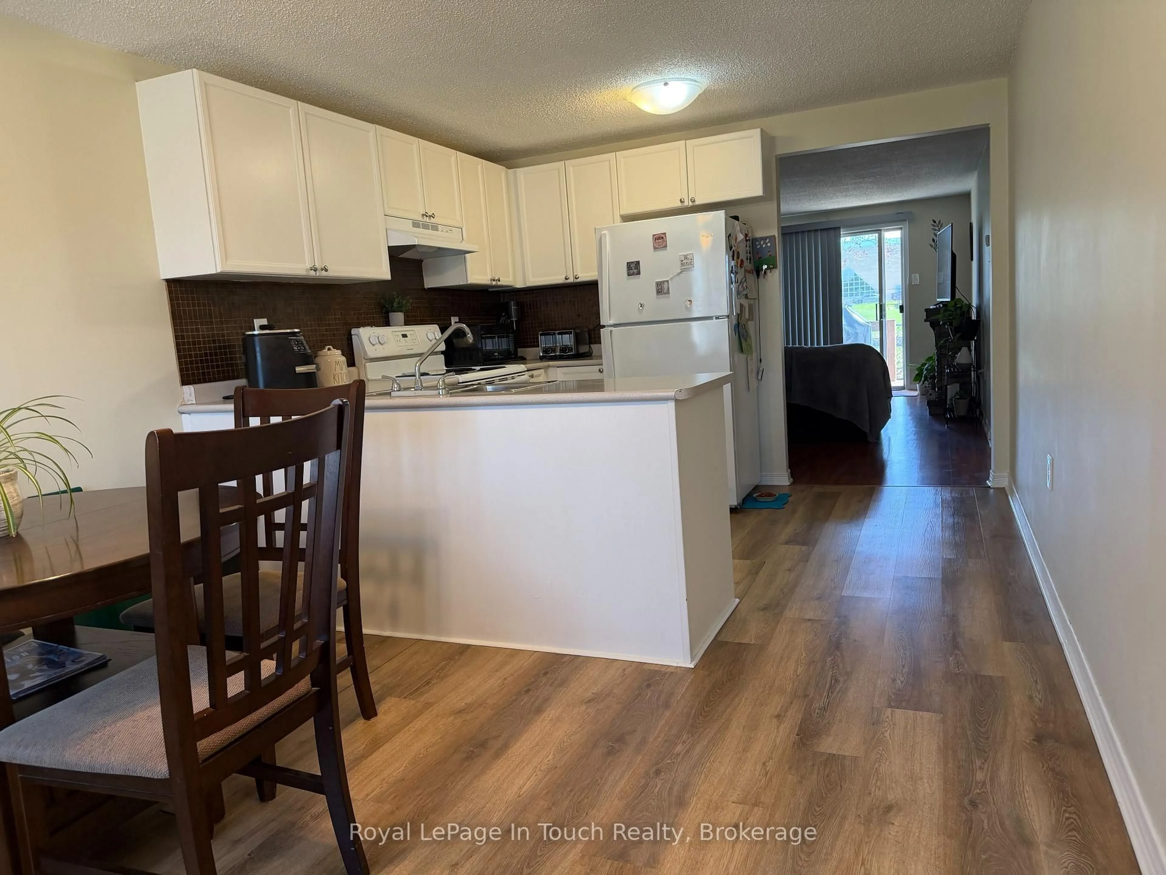 Open concept kitchen, wood/laminate floor for 726 Frazer Dr, Midland Ontario L4R 5C7