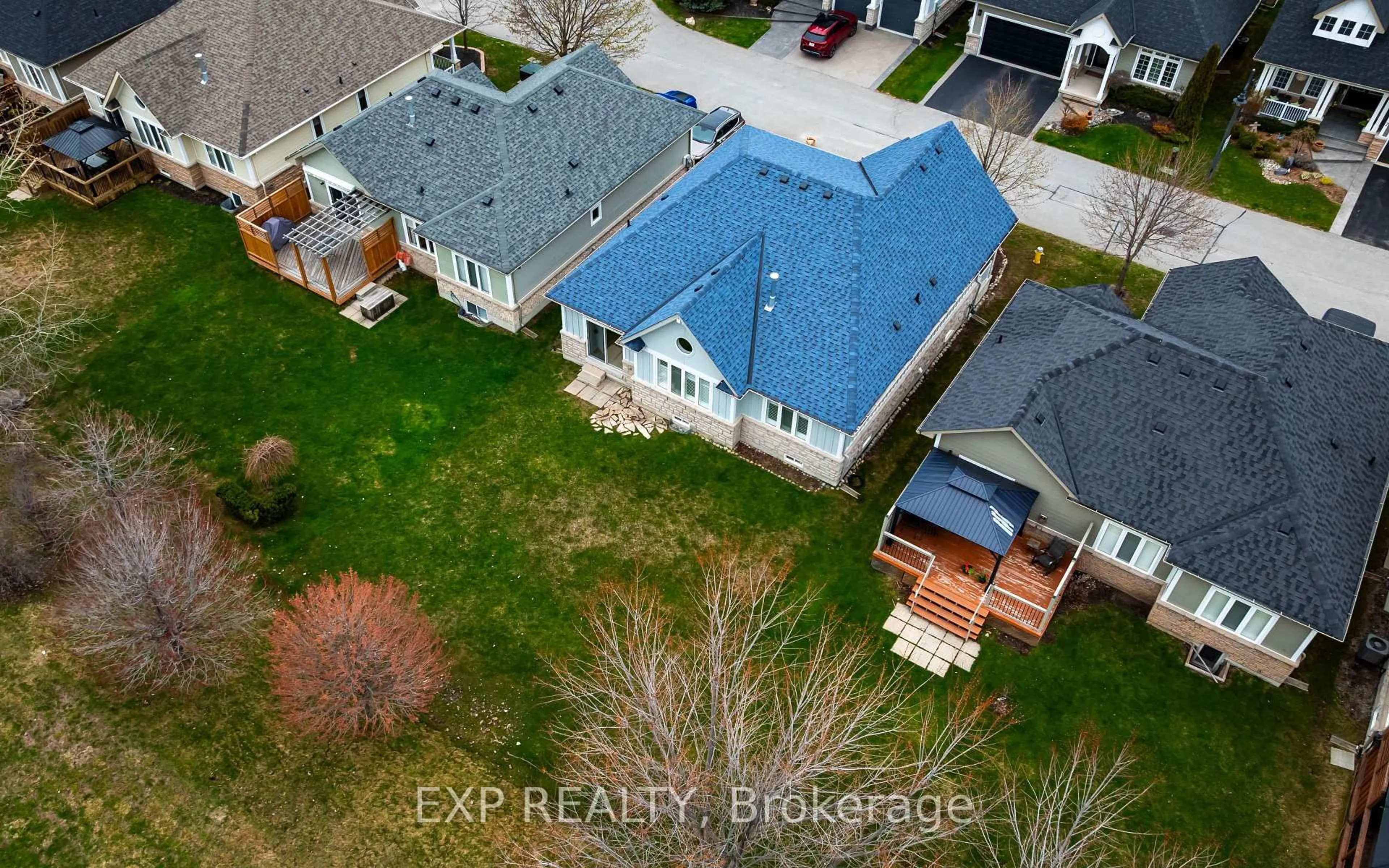 A pic from outside/outdoor area/front of a property/back of a property/a pic from drone, street for 8 Clubhouse Dr, Collingwood Ontario L9Y 4Z6