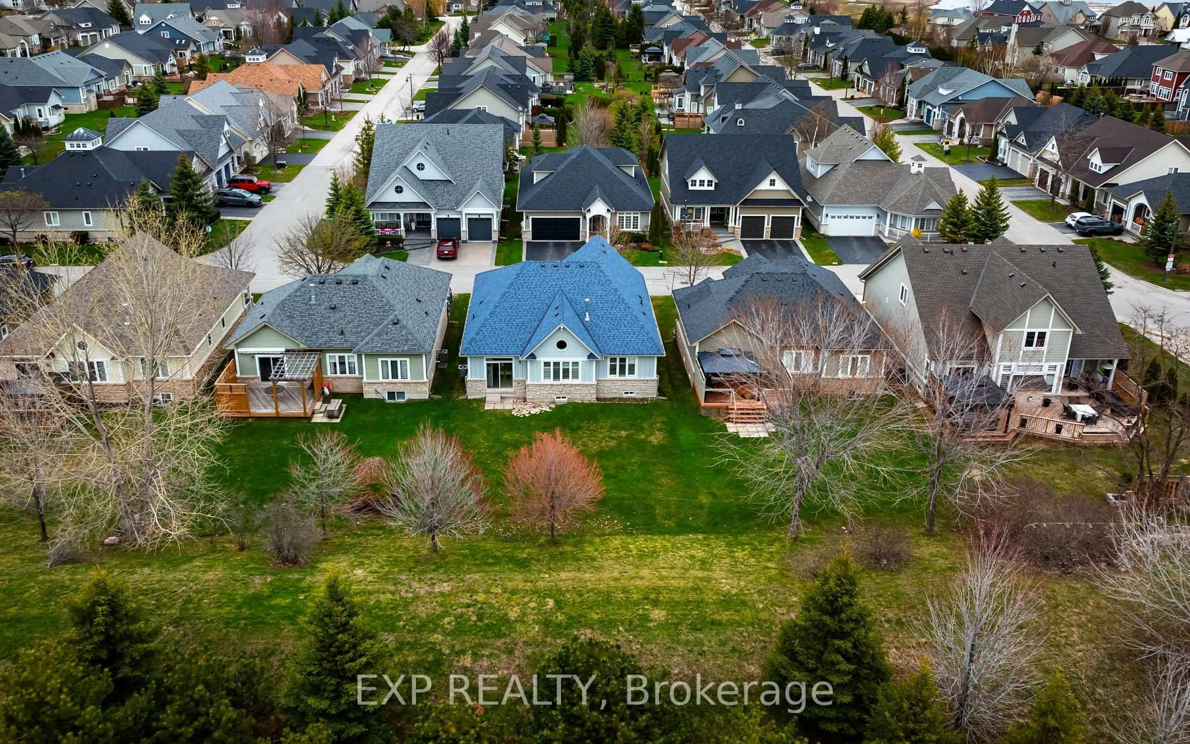 A pic from outside/outdoor area/front of a property/back of a property/a pic from drone, street for 8 Clubhouse Dr, Collingwood Ontario L9Y 4Z6