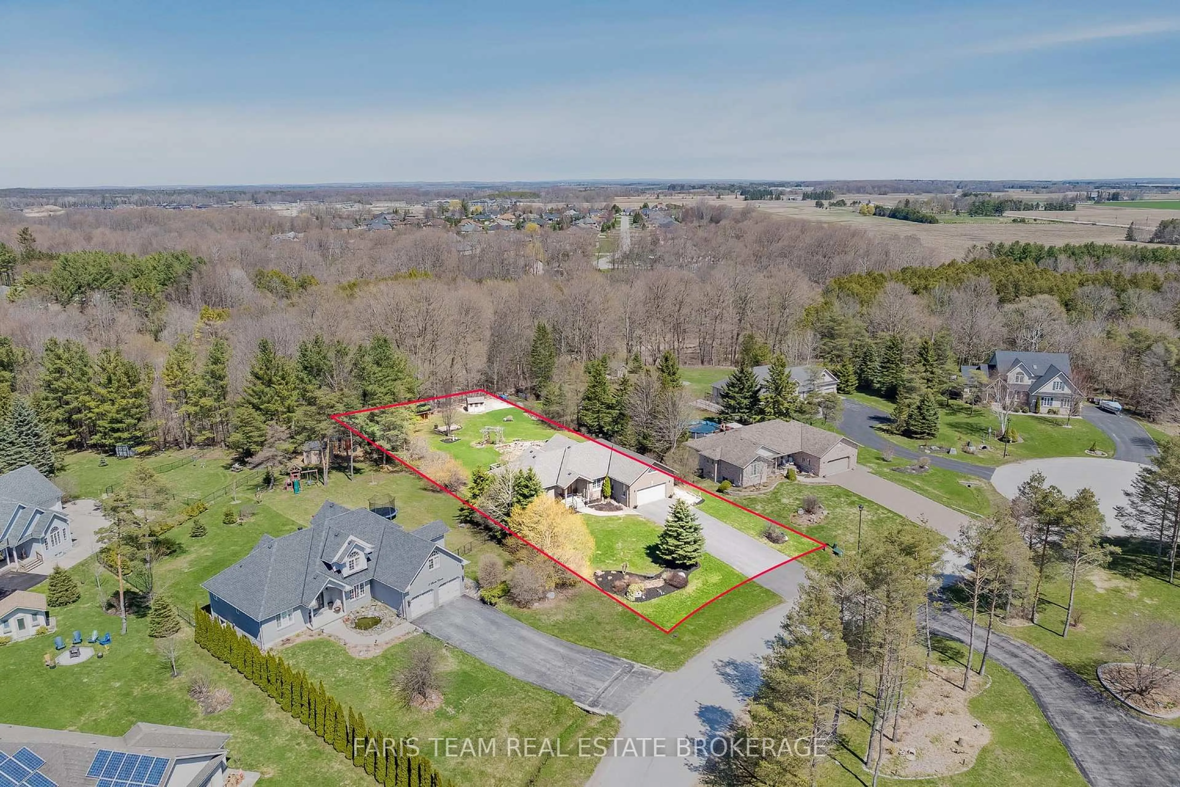 A pic from outside/outdoor area/front of a property/back of a property/a pic from drone, mountain view for 5 Blake Crt, Wasaga Beach Ontario L9Z 1R8