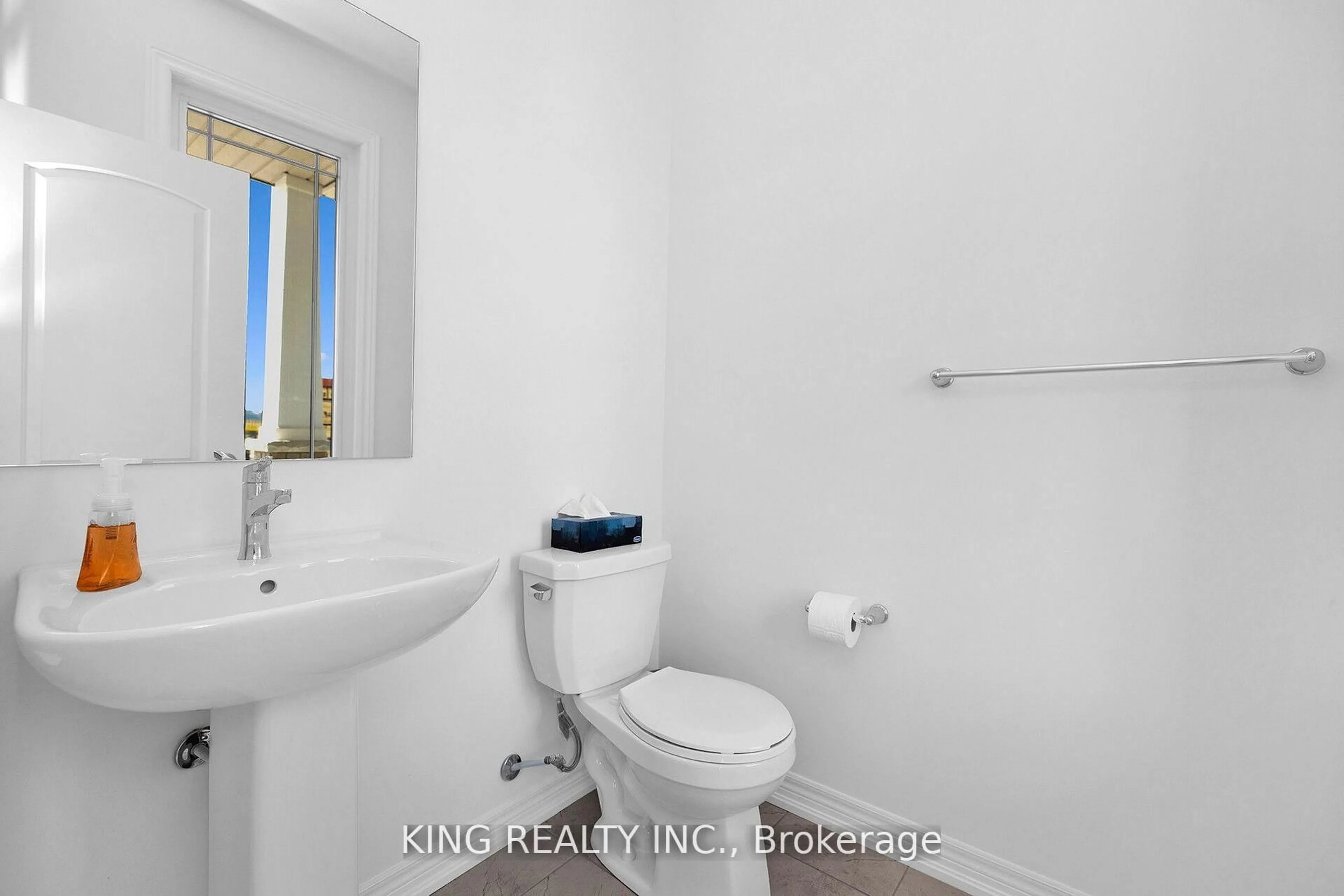 Standard bathroom, ceramic/tile floor for 161 Fenchurch Manr, Barrie Ontario L9J 0W9