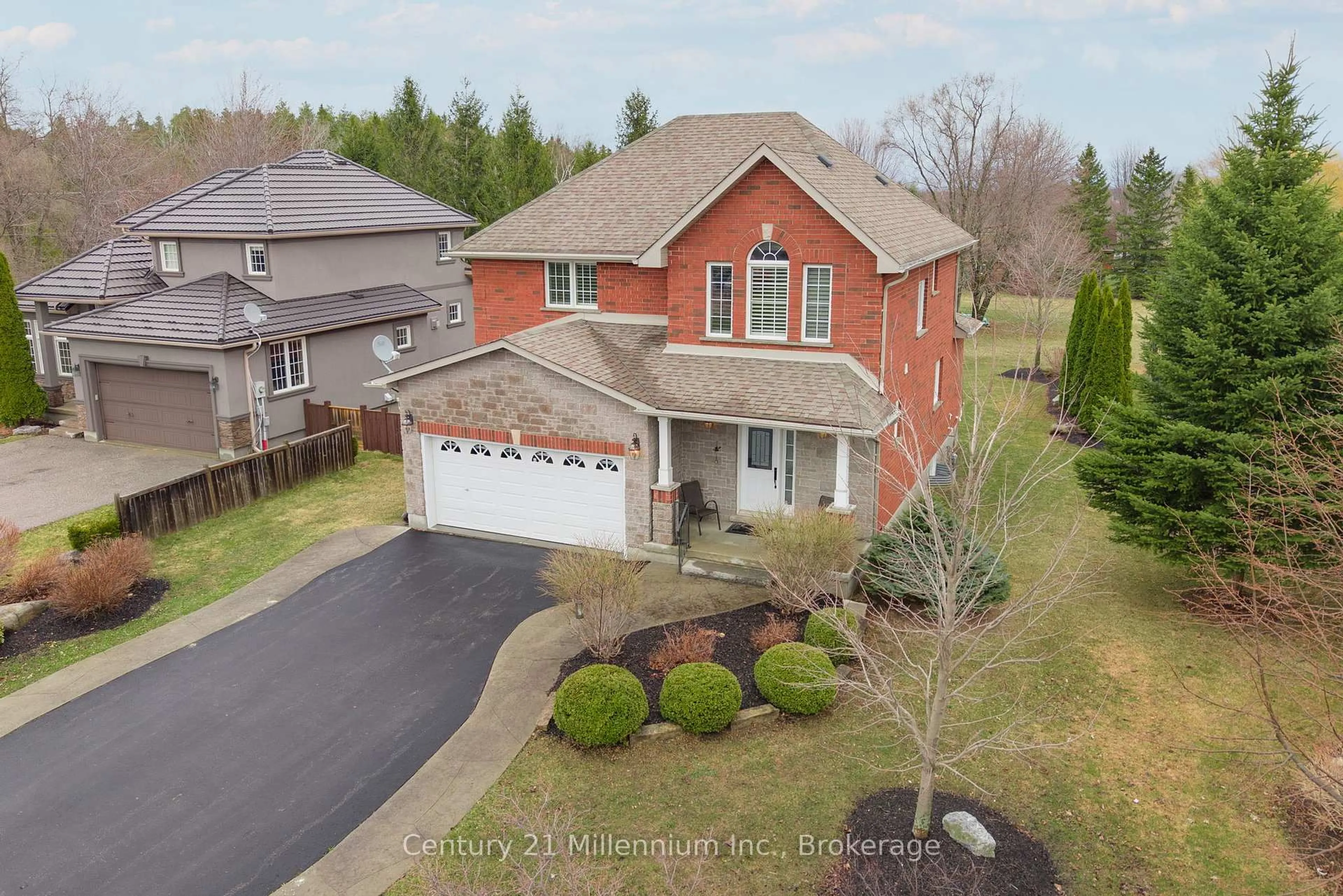 A pic from outside/outdoor area/front of a property/back of a property/a pic from drone, street for 9 Hill St, Collingwood Ontario L9Y 0A7