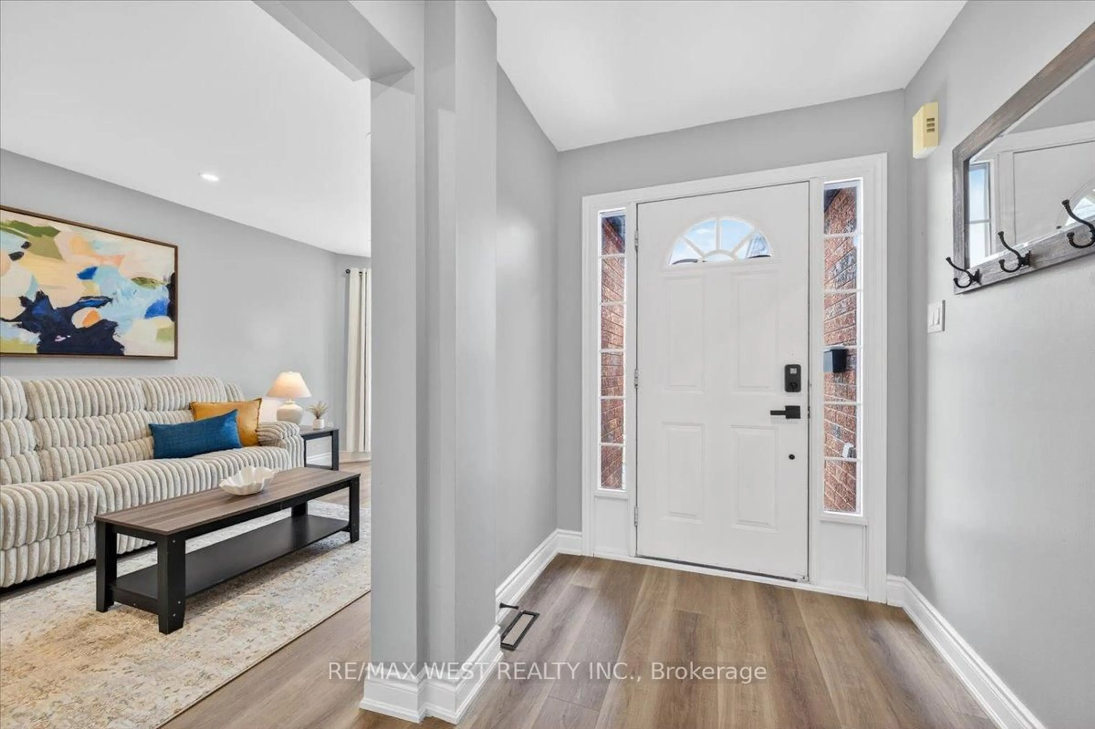 Indoor entryway for 51 Stanley St, Barrie Ontario L4M 6V3