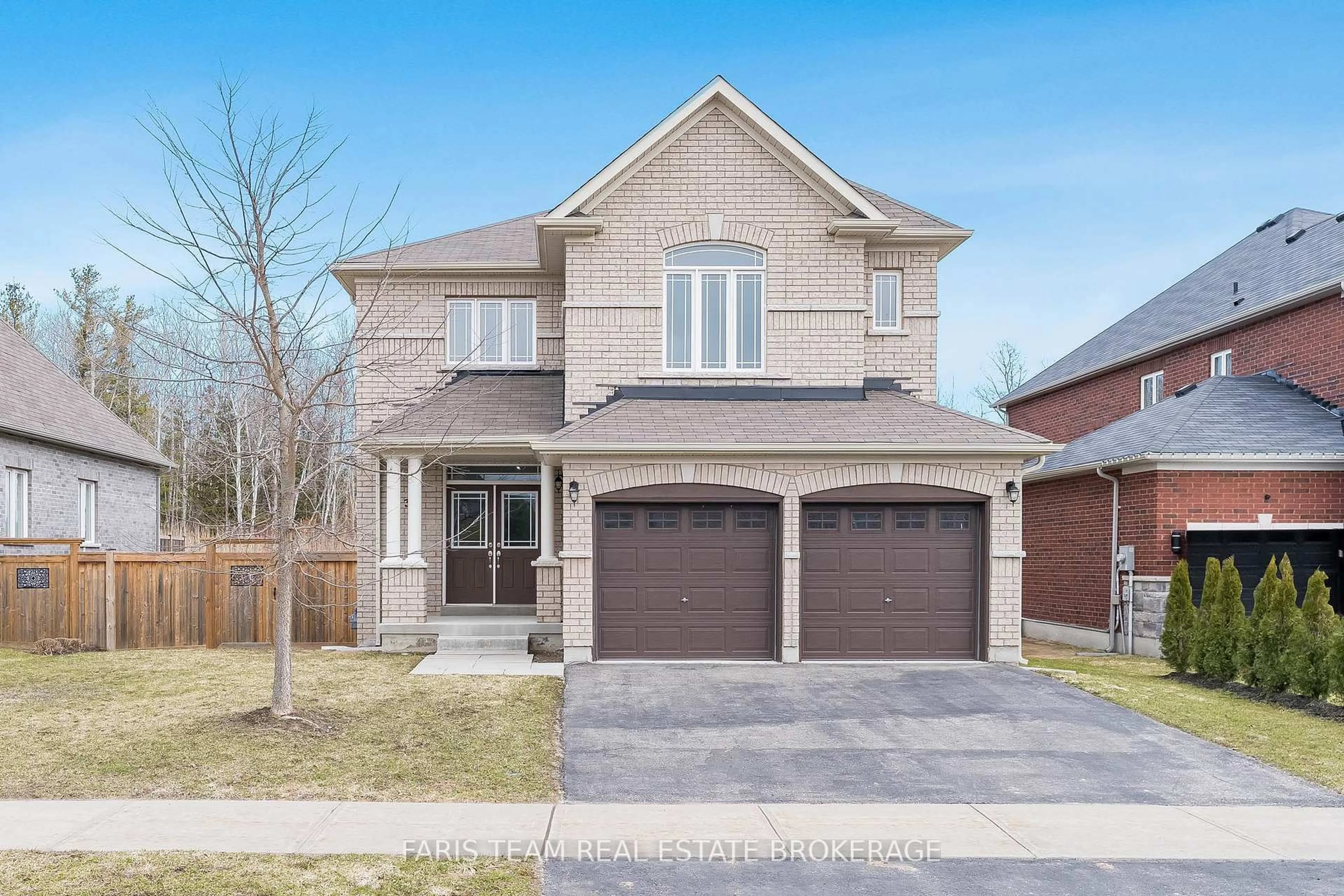 Home with brick exterior material, street for 33 Pearl St, Wasaga Beach Ontario L9Z 0G9