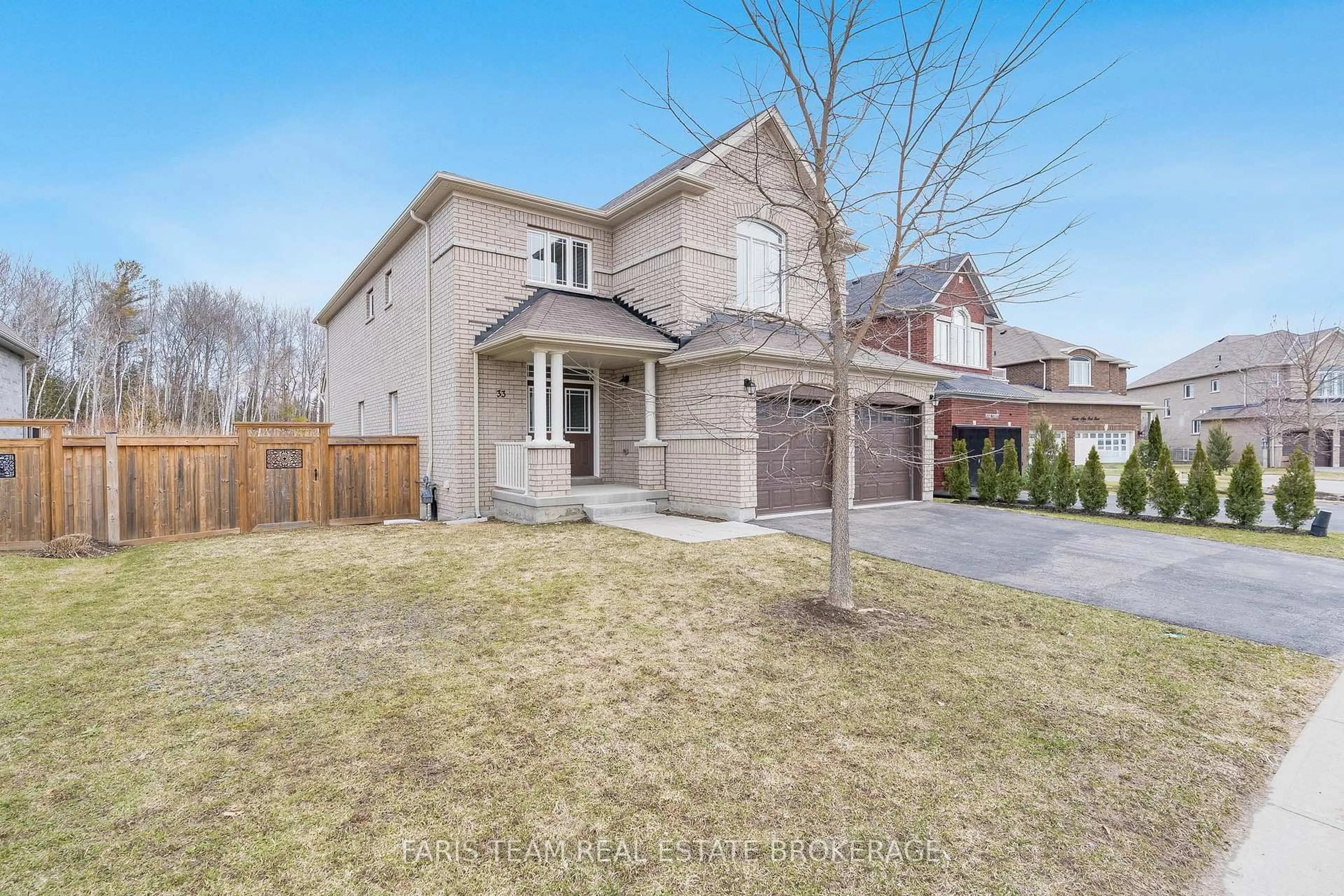 Home with brick exterior material, street for 33 Pearl St, Wasaga Beach Ontario L9Z 0G9