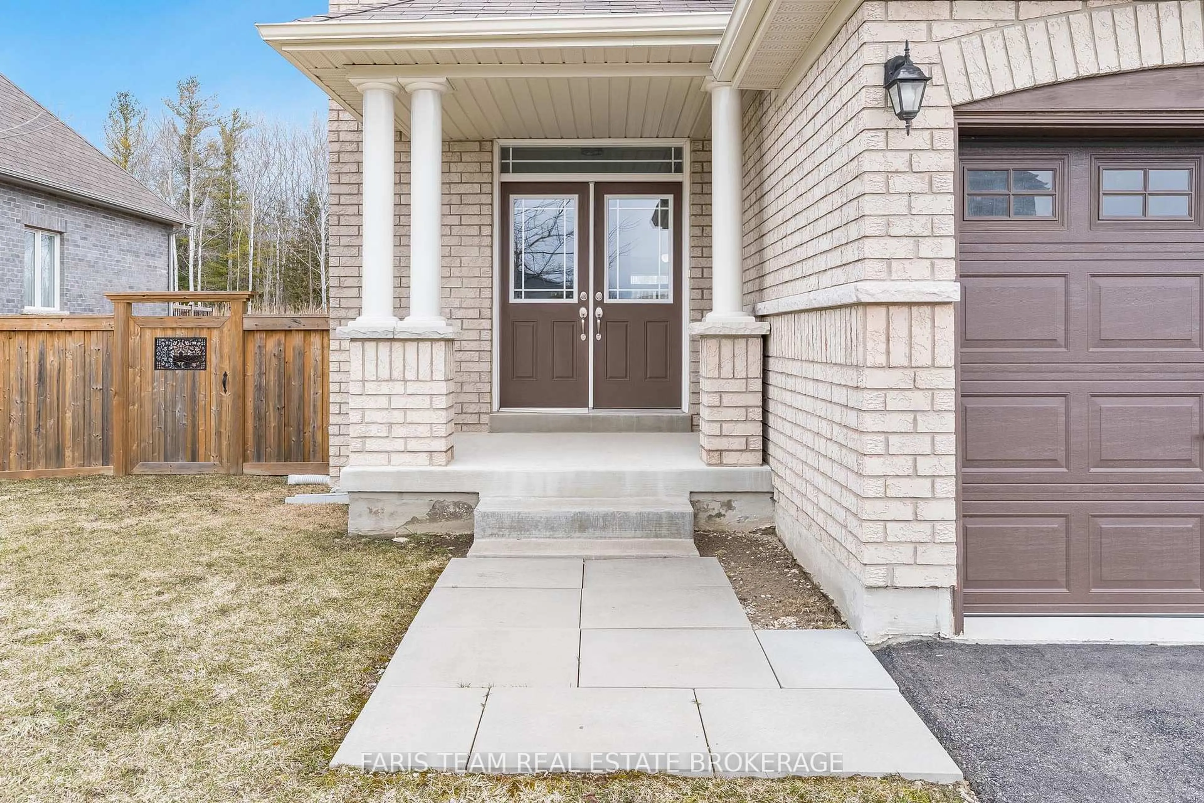 Home with brick exterior material, street for 33 Pearl St, Wasaga Beach Ontario L9Z 0G9