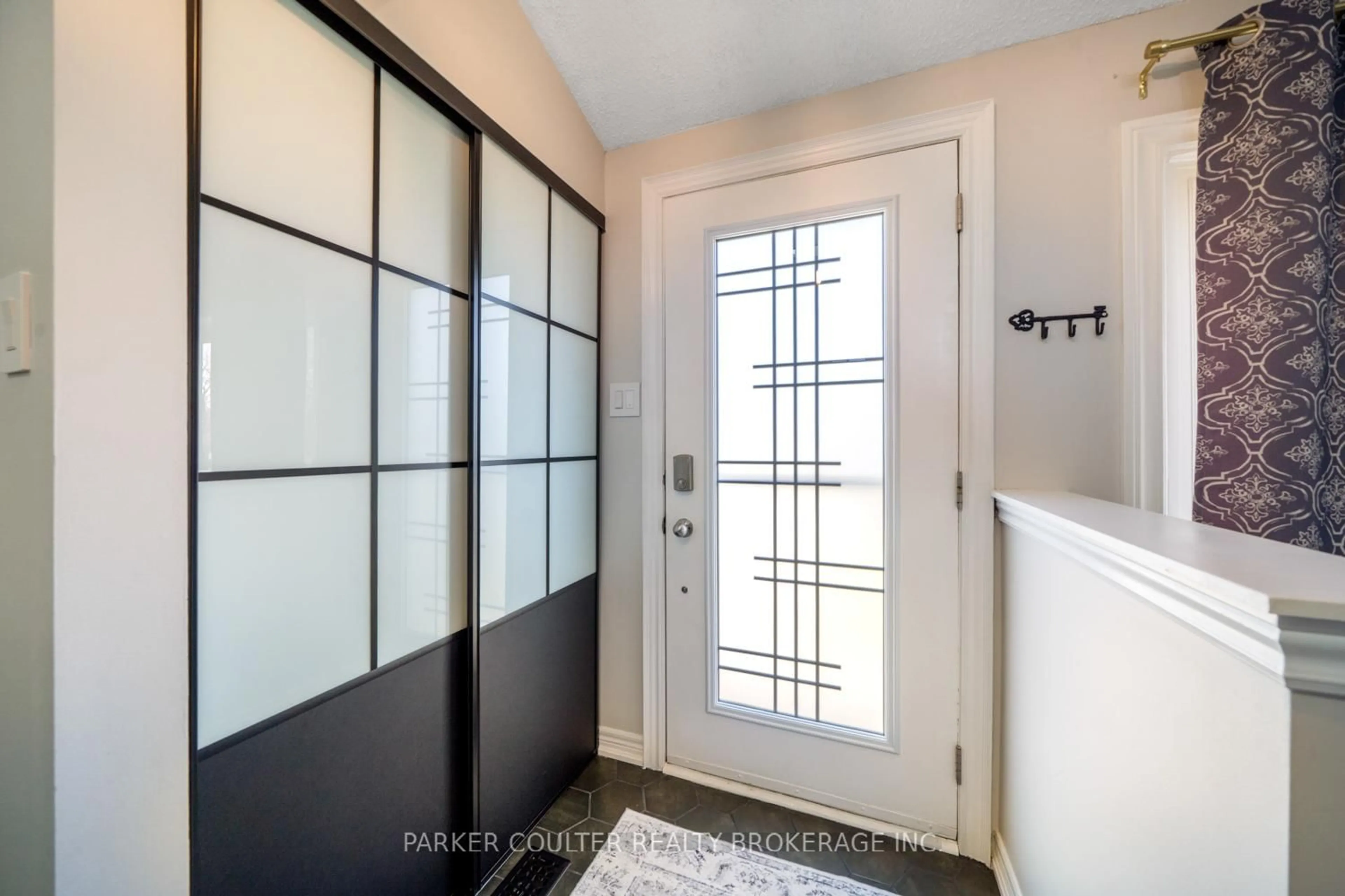 Indoor entryway for 177 Burns Circ, Barrie Ontario L4N 6A8