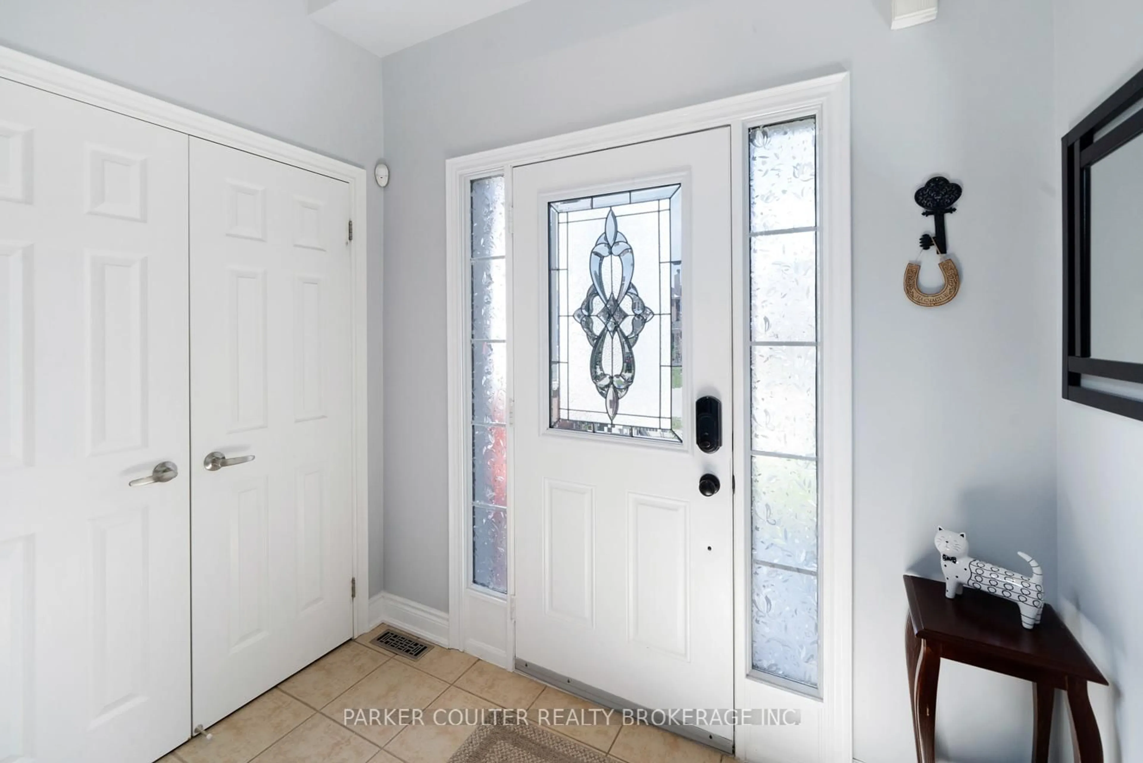 Indoor entryway for 117 Winchester Terr, Barrie Ontario L4M 0B3