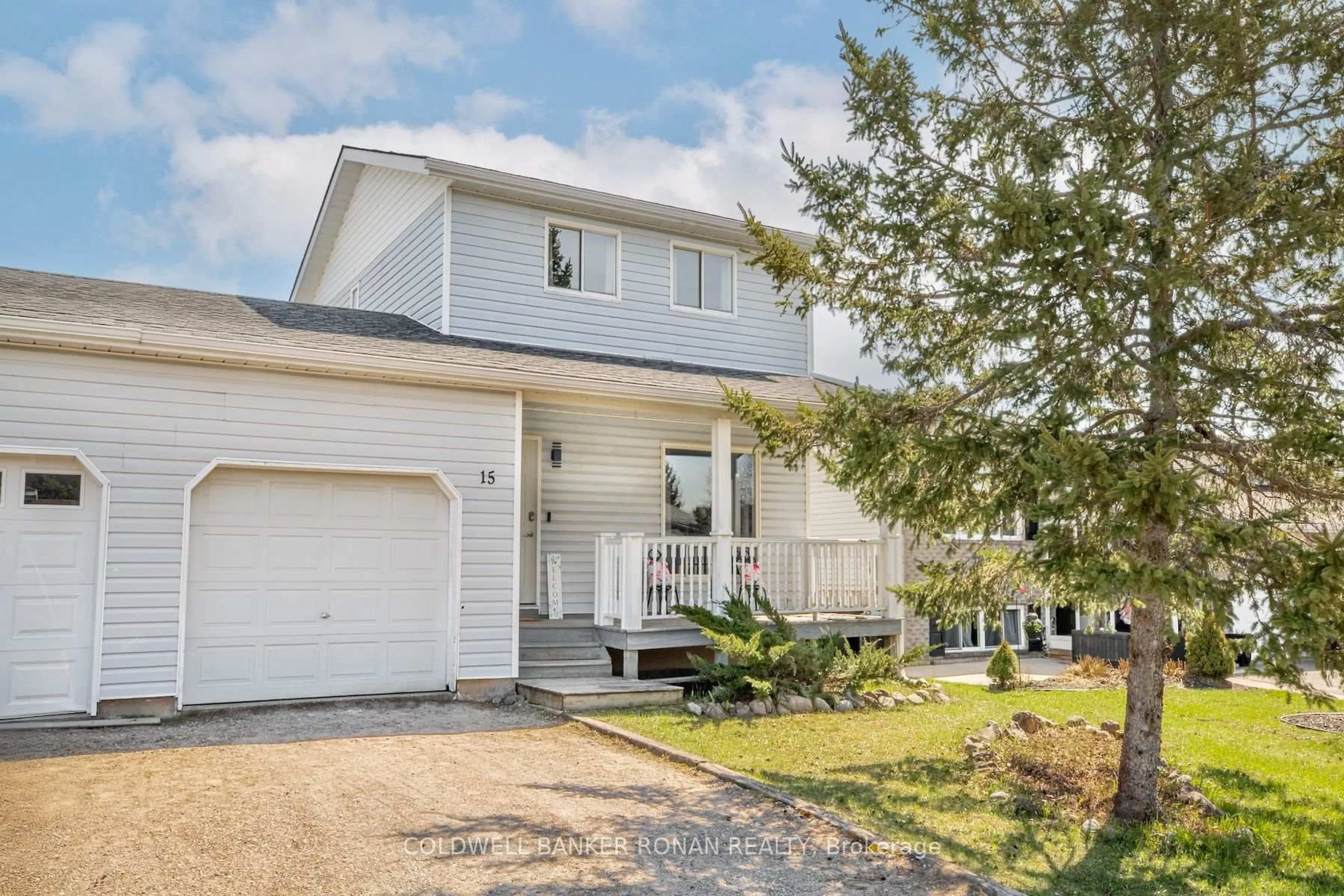 Home with vinyl exterior material, street for 15 Jennings Dr, Penetanguishene Ontario L9M 1K1