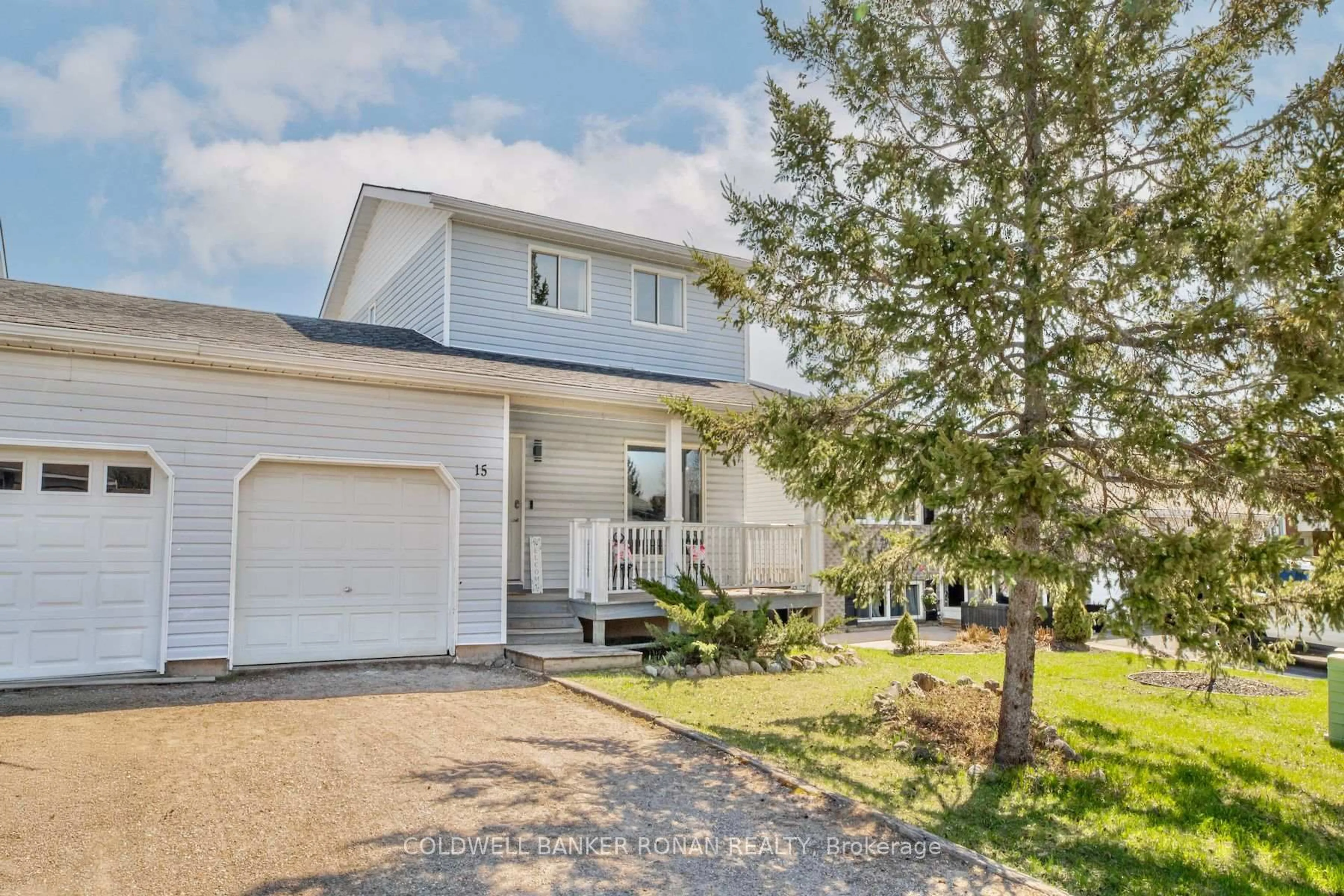 Home with vinyl exterior material, street for 15 Jennings Dr, Penetanguishene Ontario L9M 1K1