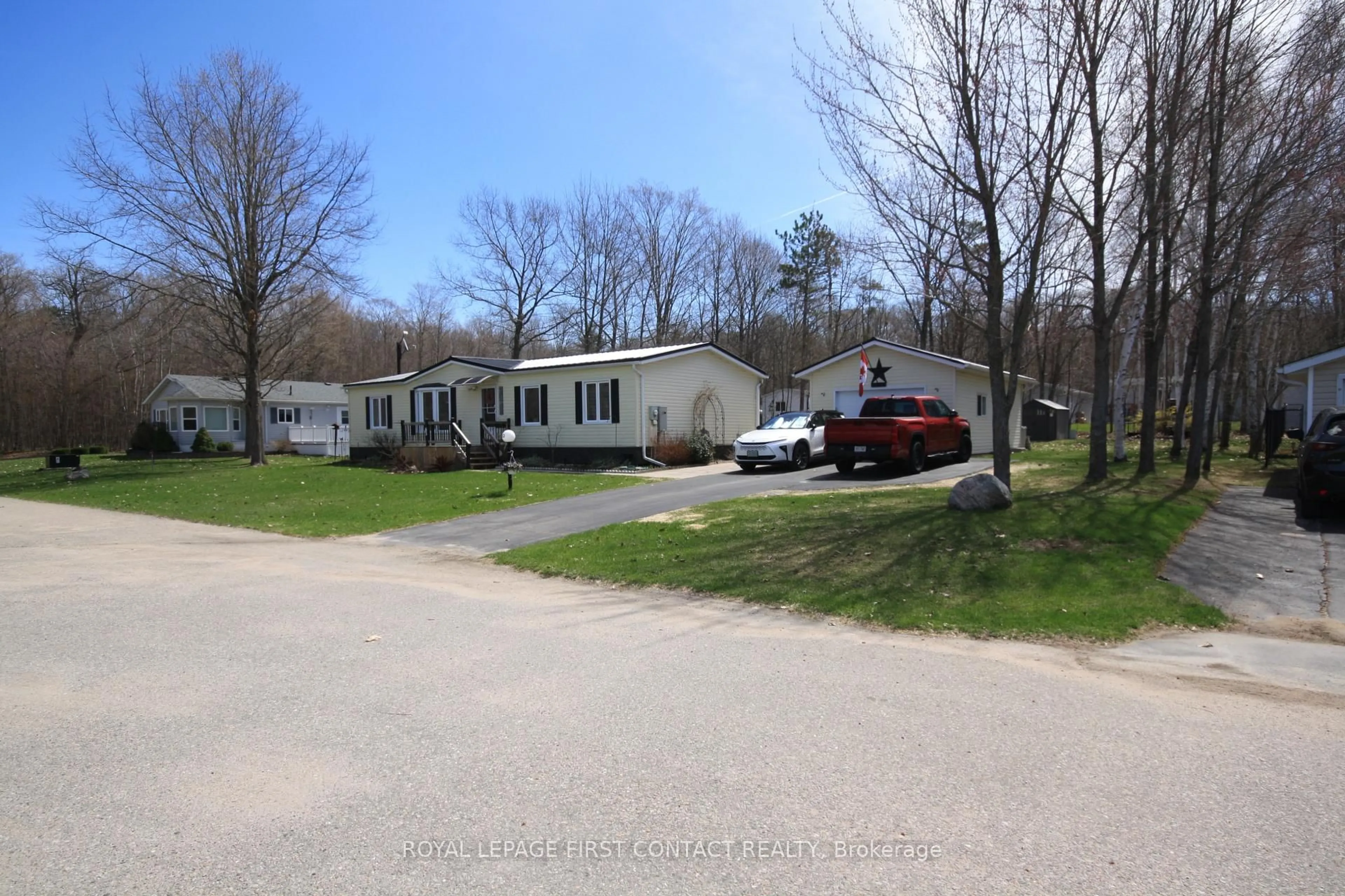A pic from outside/outdoor area/front of a property/back of a property/a pic from drone, street for 5411 Elliott Sdrd #63, Tay Ontario L4N 4K3