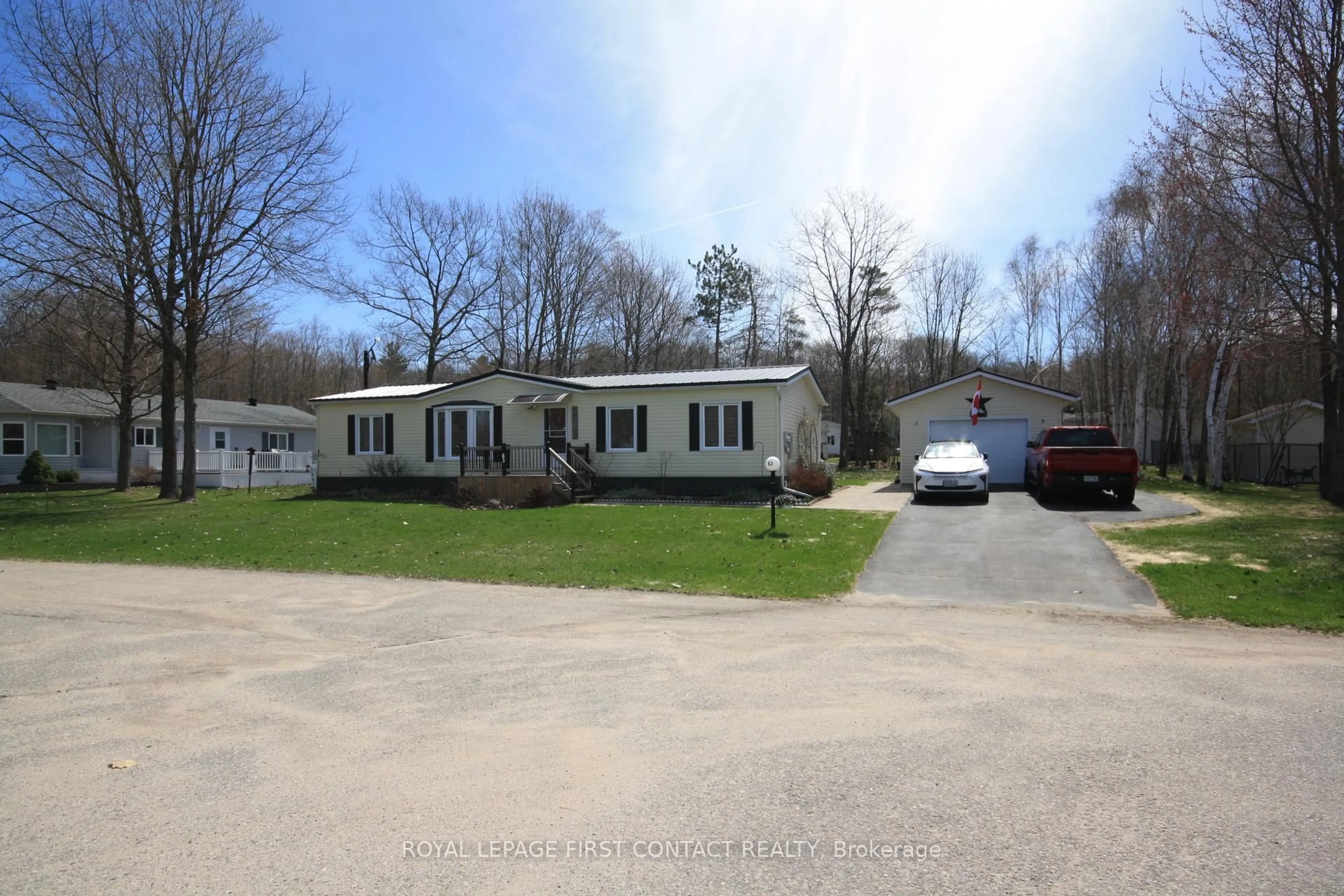 A pic from outside/outdoor area/front of a property/back of a property/a pic from drone, street for 5411 Elliott Sdrd #63, Tay Ontario L4N 4K3