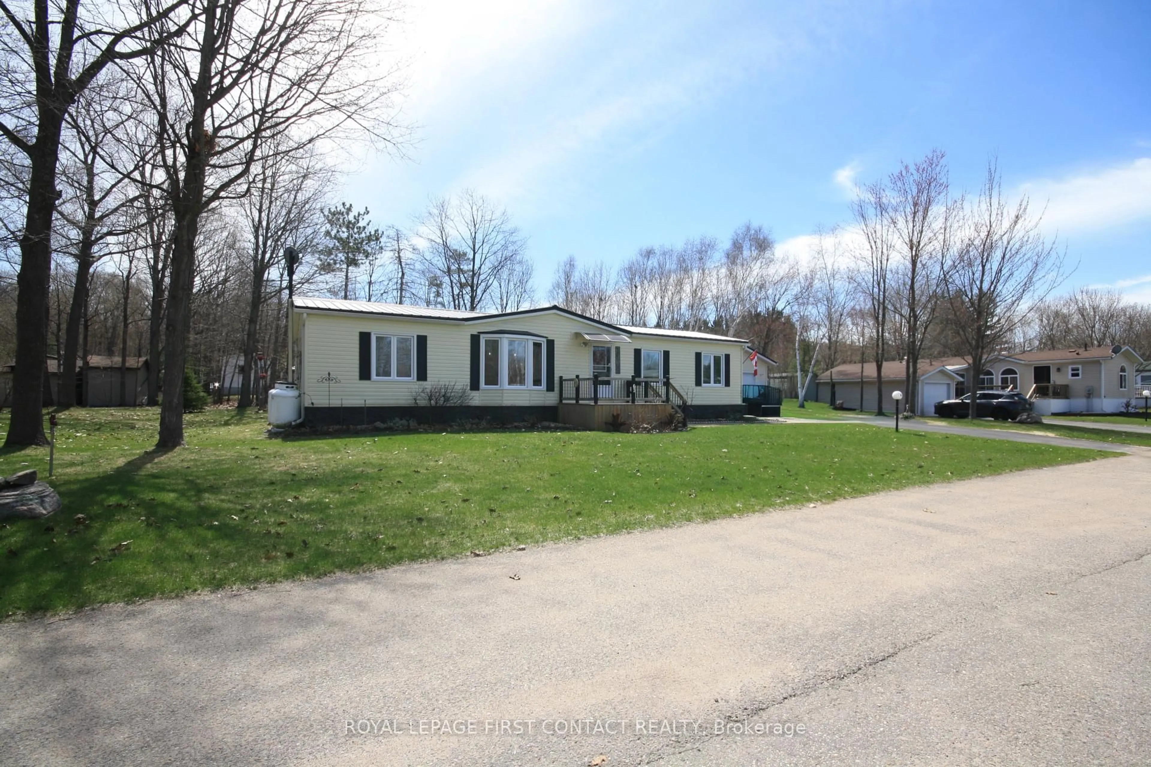 A pic from outside/outdoor area/front of a property/back of a property/a pic from drone, street for 5411 Elliott Sdrd #63, Tay Ontario L4N 4K3