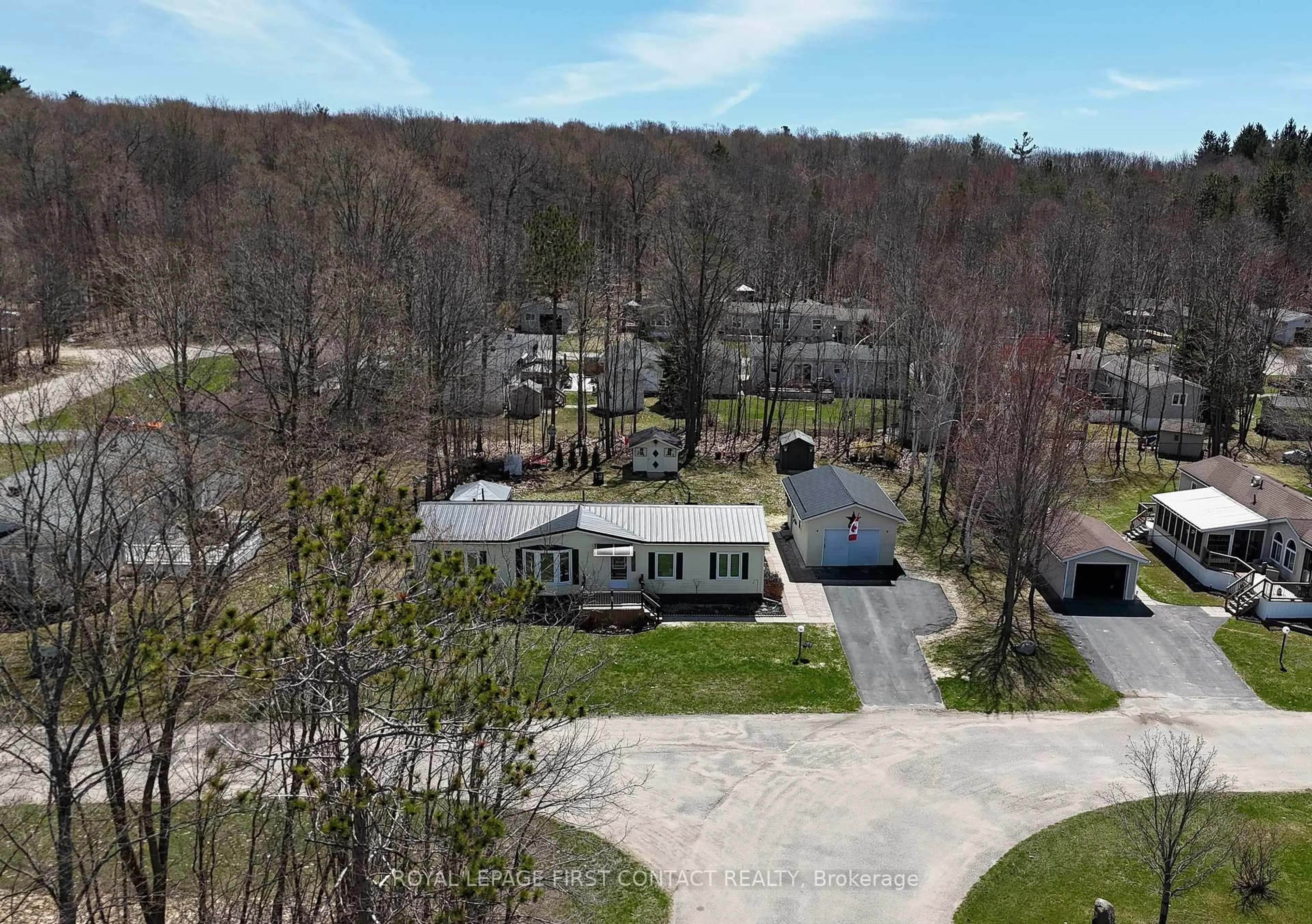 A pic from outside/outdoor area/front of a property/back of a property/a pic from drone, unknown for 5411 Elliott Sdrd #63, Tay Ontario L4N 4K3