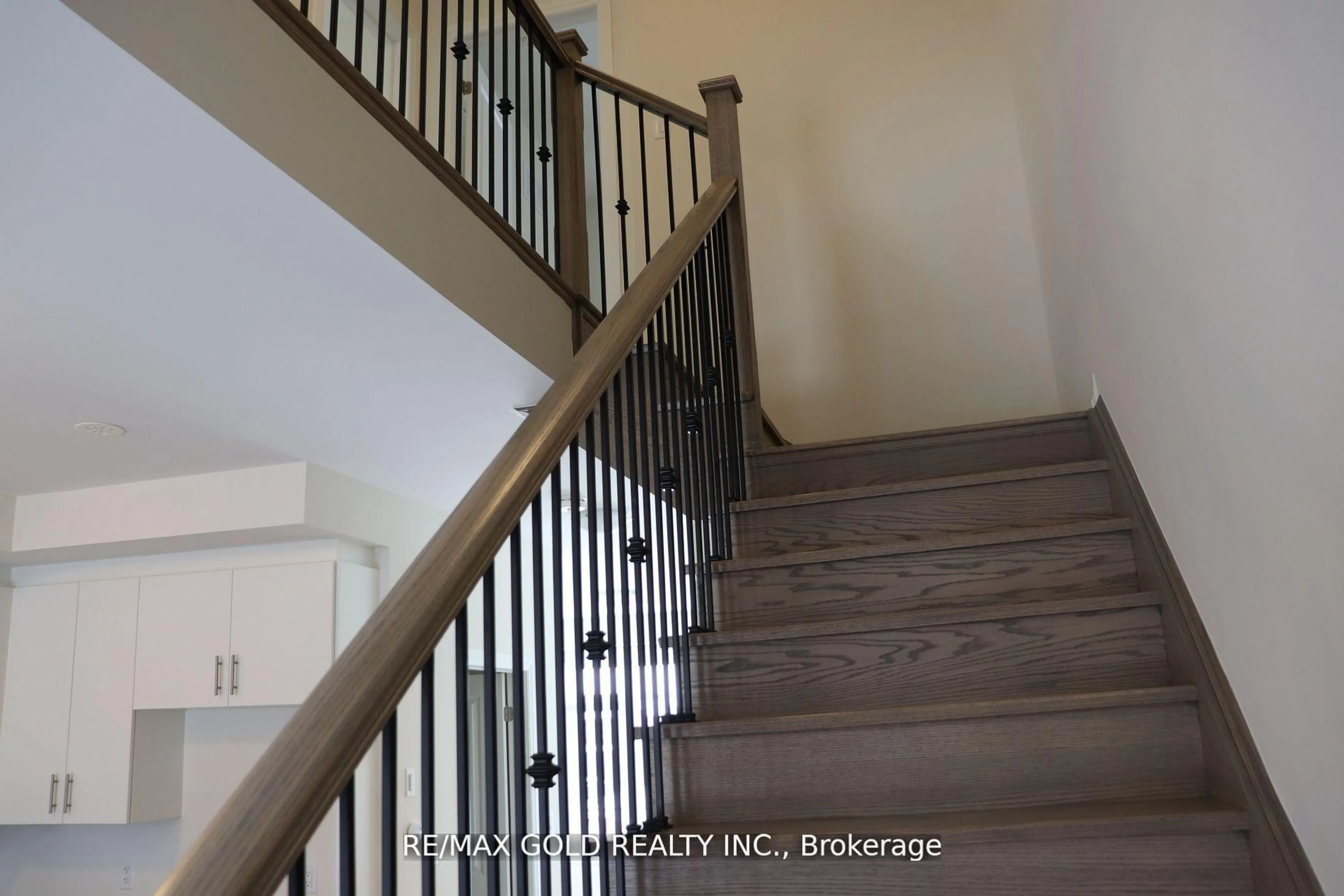 Stairs for 29 Cherry Hill Lane, Barrie Ontario L9J 0M7