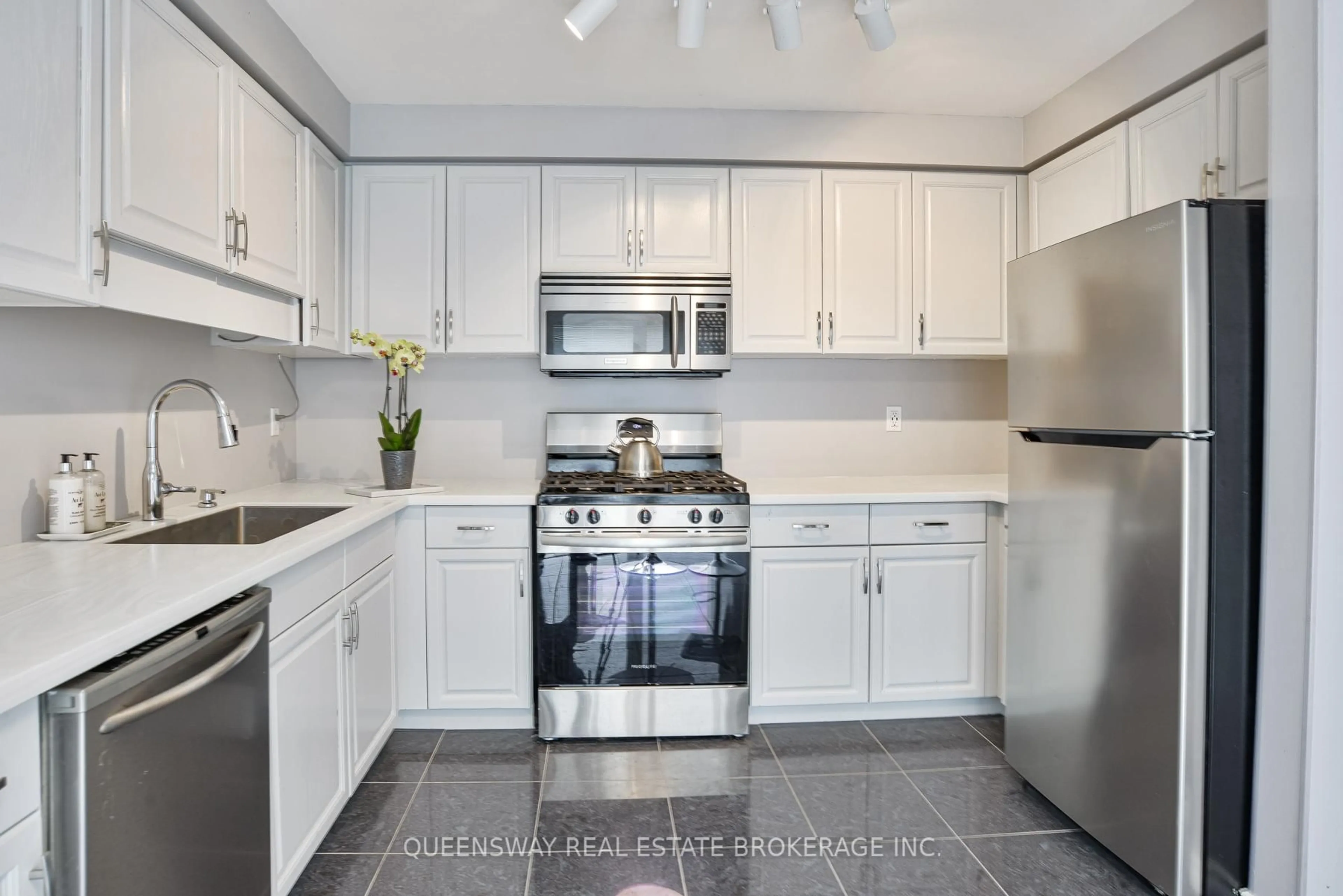 Standard kitchen, ceramic/tile floor for 10 Lewis Dr, Orillia Ontario L3V 7S5