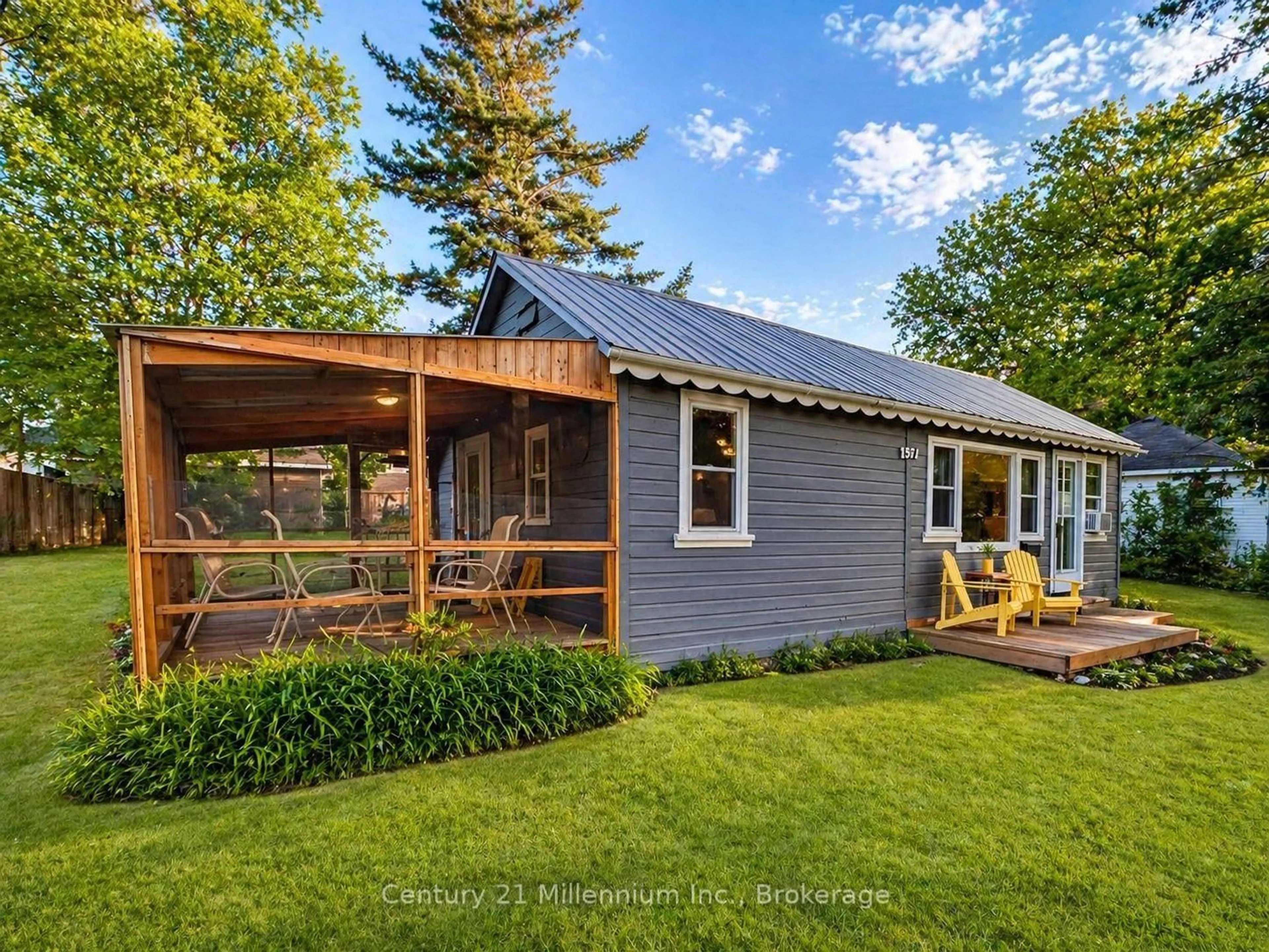 Home with vinyl exterior material, street for 457 Mosley St, Wasaga Beach Ontario L9Z 2J4