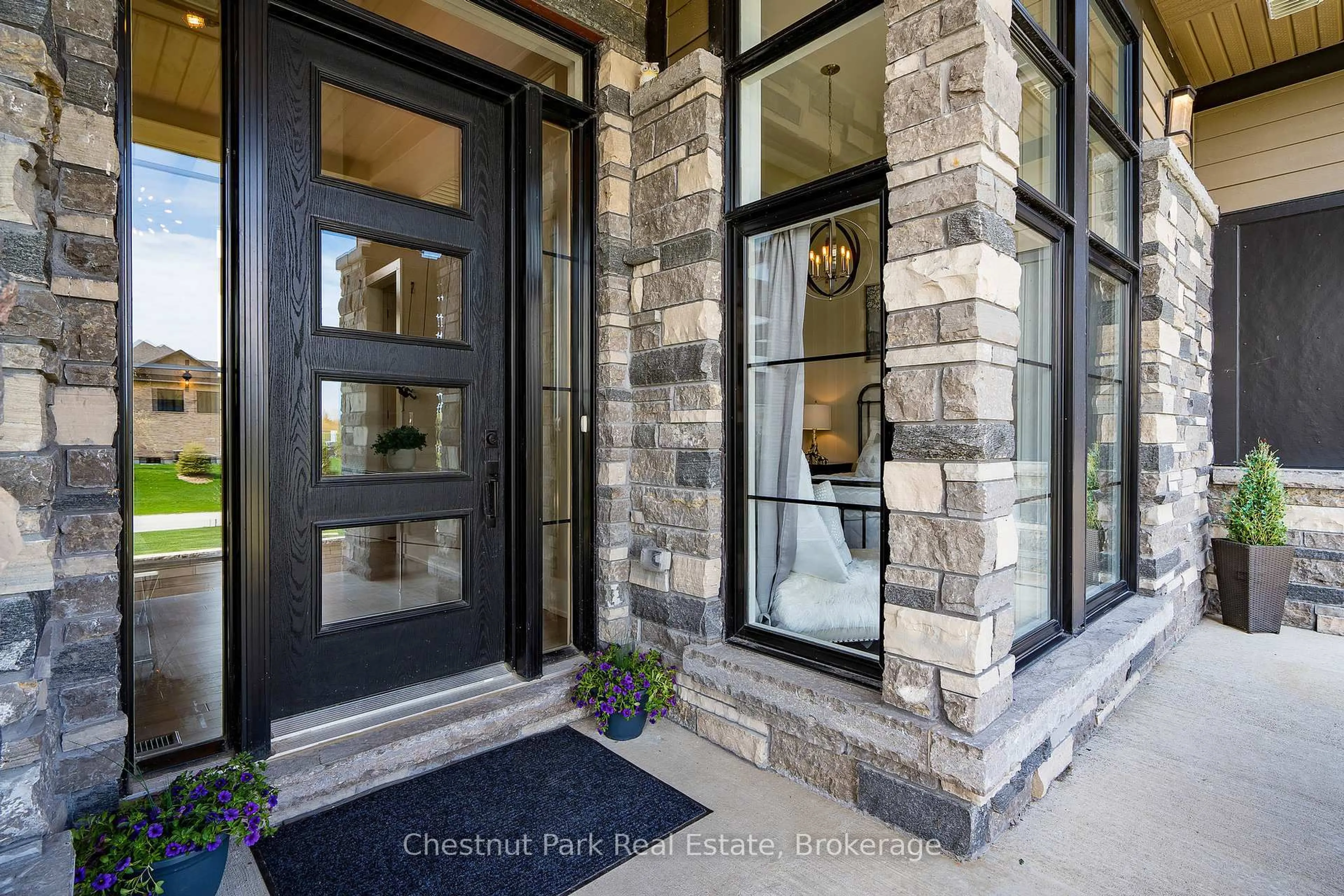 Indoor entryway for 1 Windrose Valley Blvd, Clearview Ontario L9Y 0K2