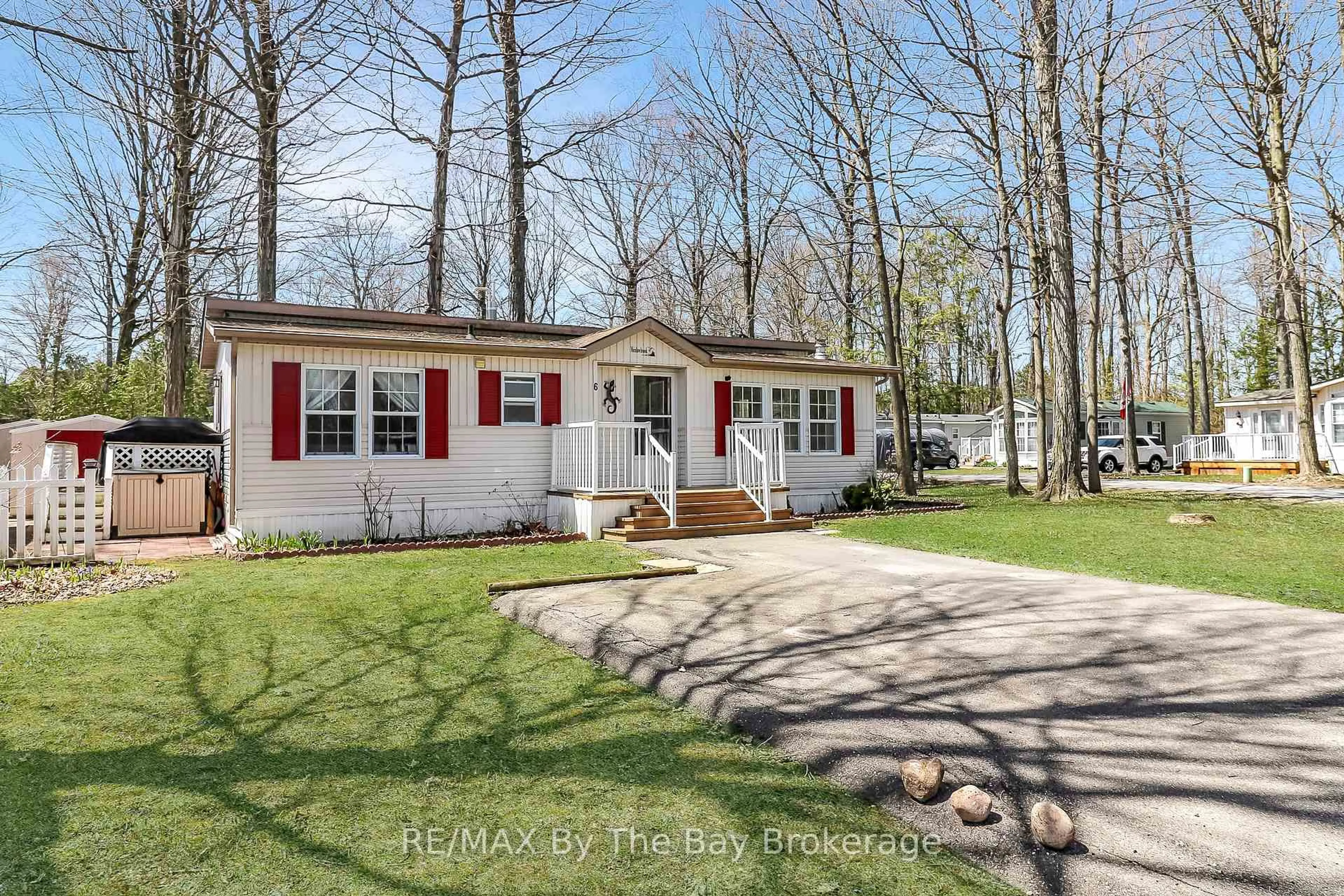Home with vinyl exterior material, street for 6 Pacific Ave, Wasaga Beach Ontario L9Z 3A8