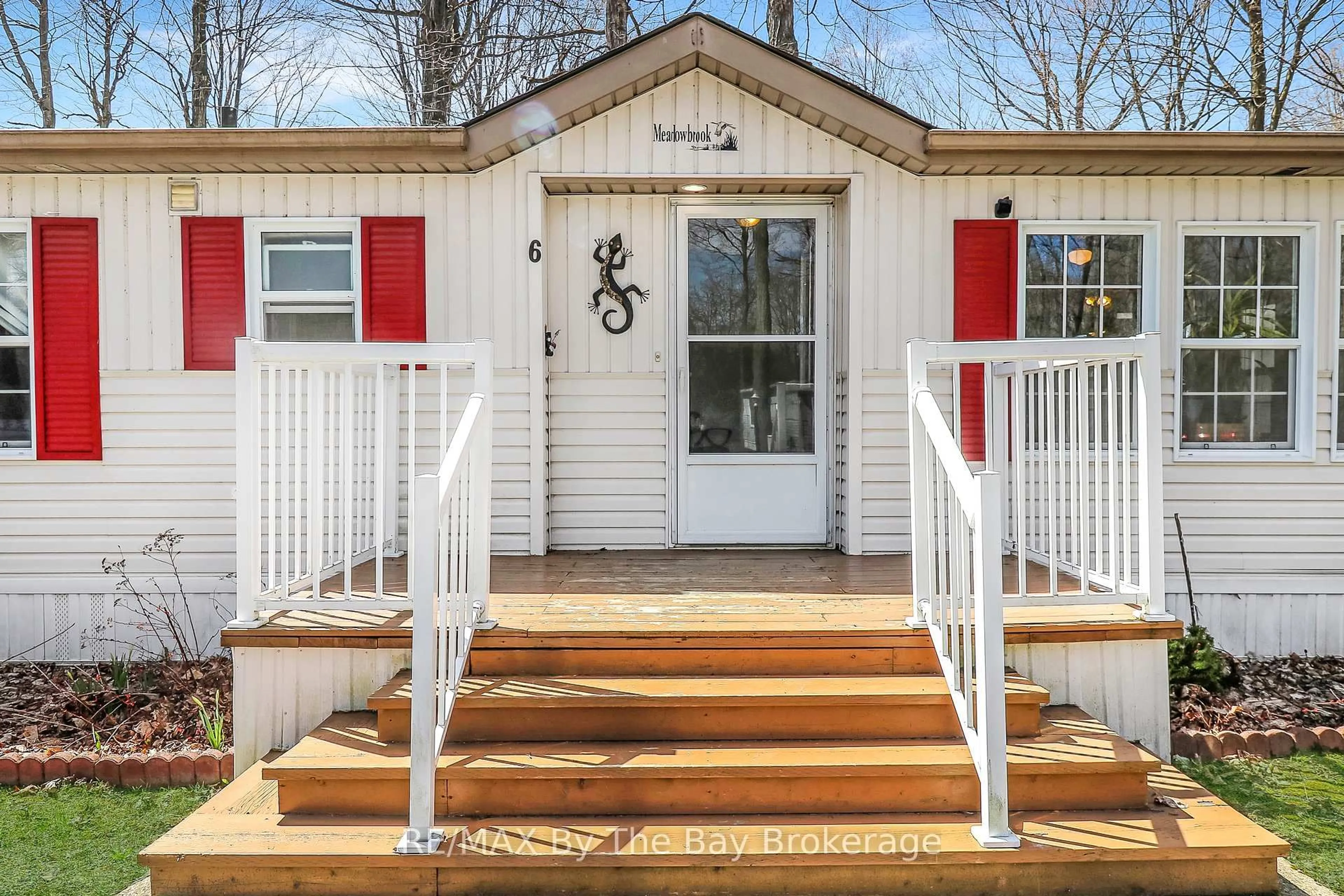 Indoor entryway for 6 Pacific Ave, Wasaga Beach Ontario L9Z 3A8