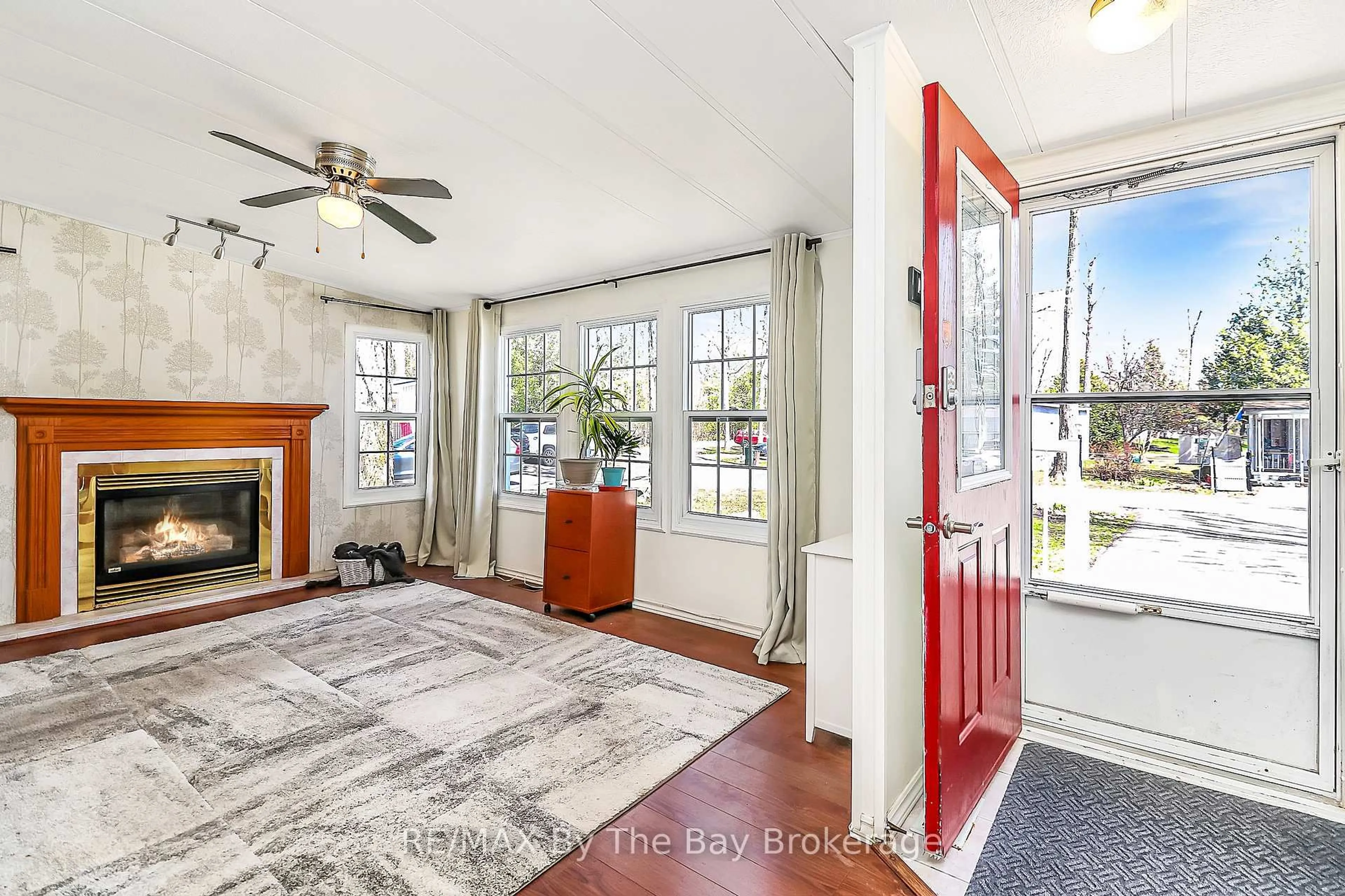 Indoor entryway for 6 Pacific Ave, Wasaga Beach Ontario L9Z 3A8