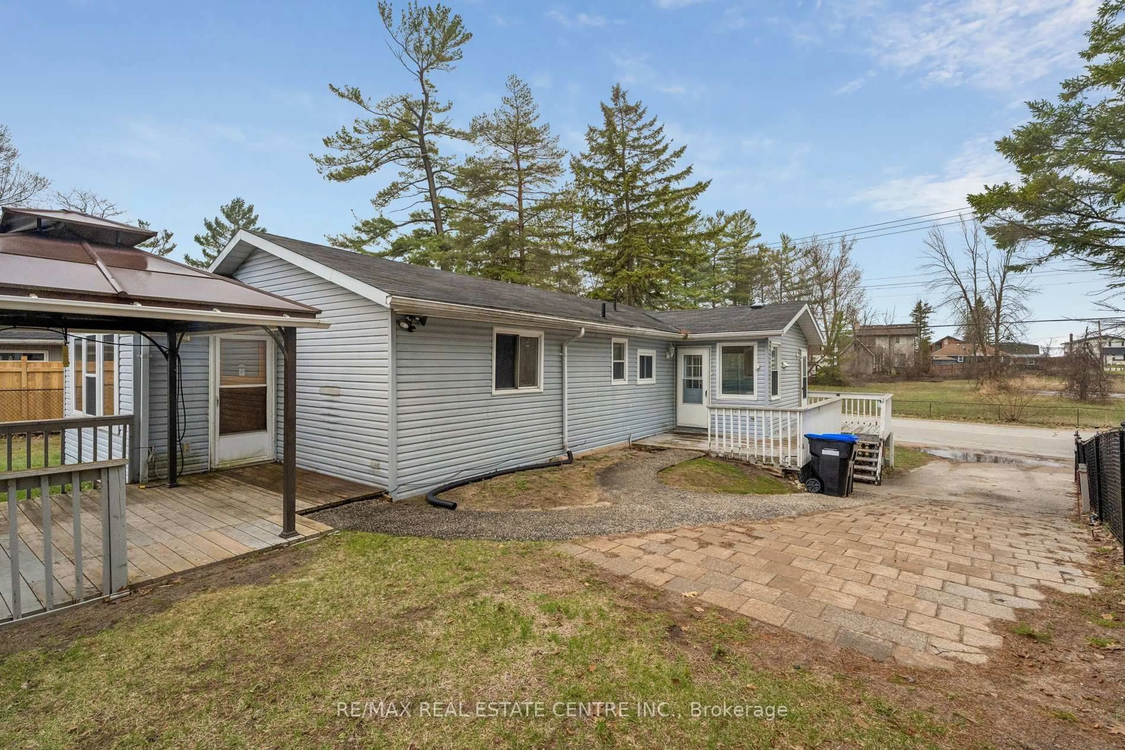 A pic from outside/outdoor area/front of a property/back of a property/a pic from drone, unknown for 449 Mosley St, Wasaga Beach Ontario L9Z 2J4