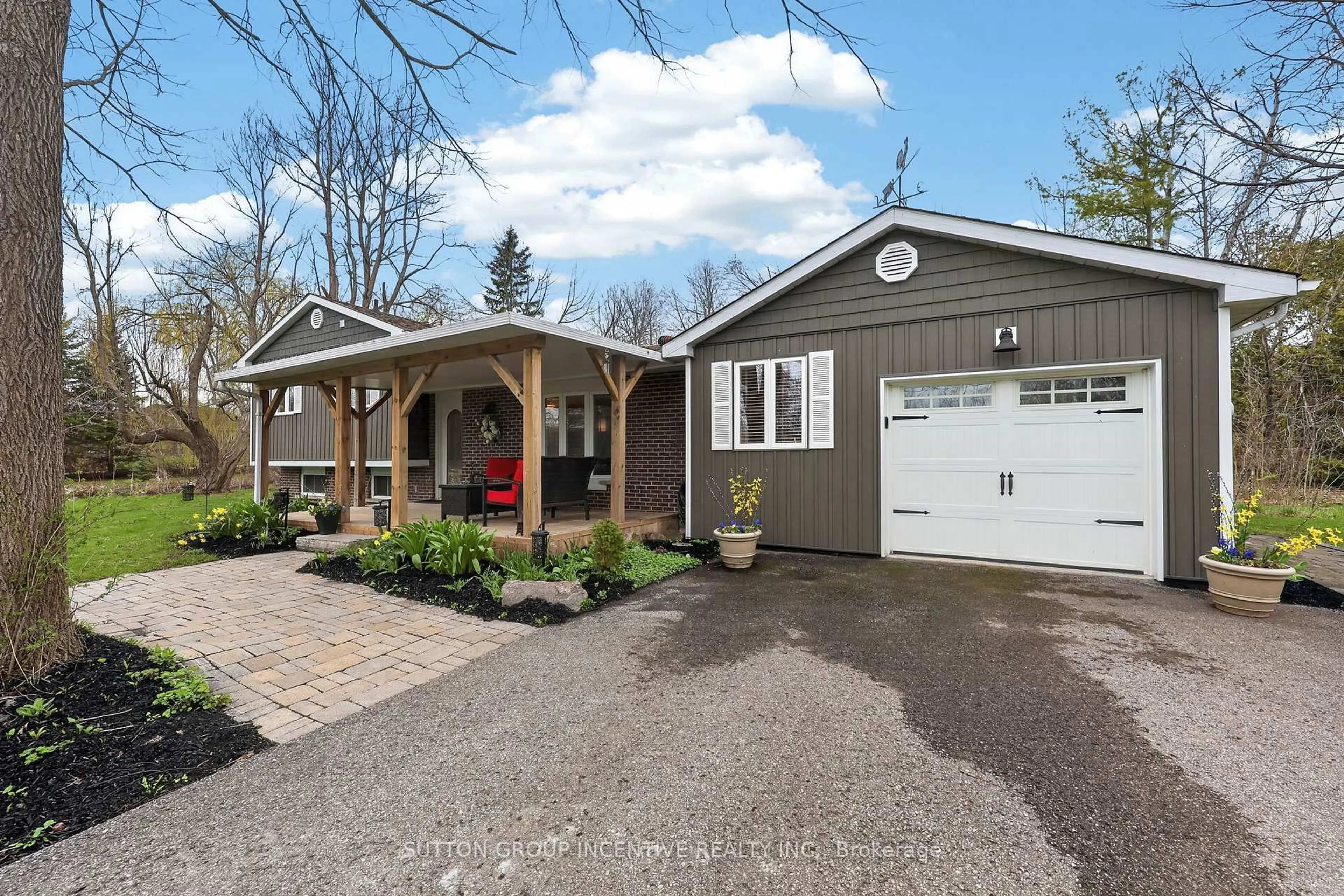 Home with vinyl exterior material, street for 10 Springhome Rd, Oro-Medonte Ontario L0L 1T0
