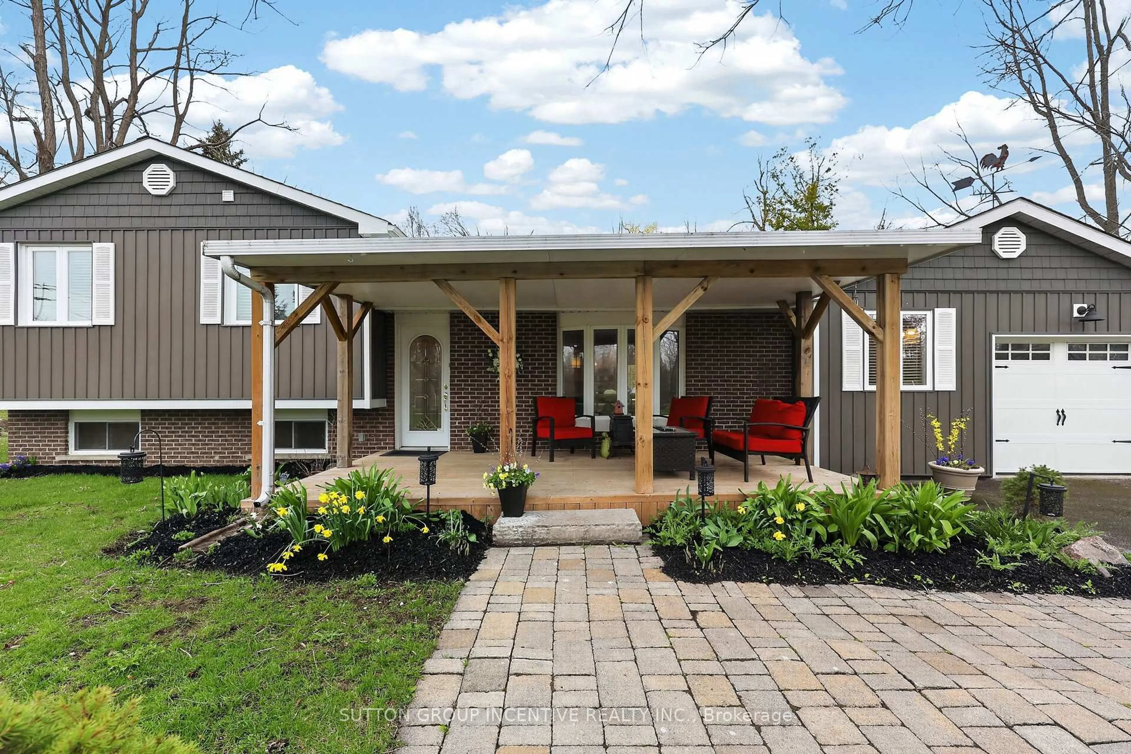 Patio, street for 10 Springhome Rd, Oro-Medonte Ontario L0L 1T0