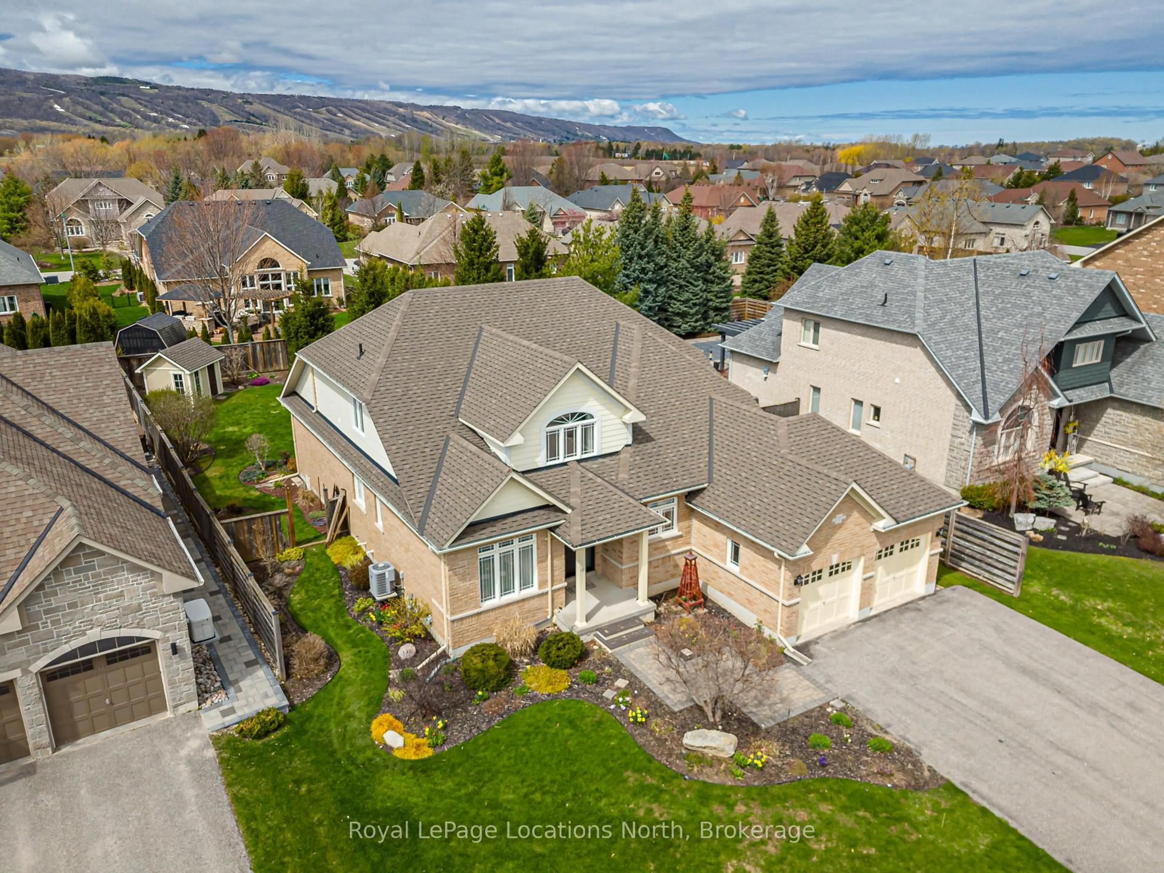 A pic from outside/outdoor area/front of a property/back of a property/a pic from drone, unknown for 18 Frances Dr, Collingwood Ontario L9Y 0A8
