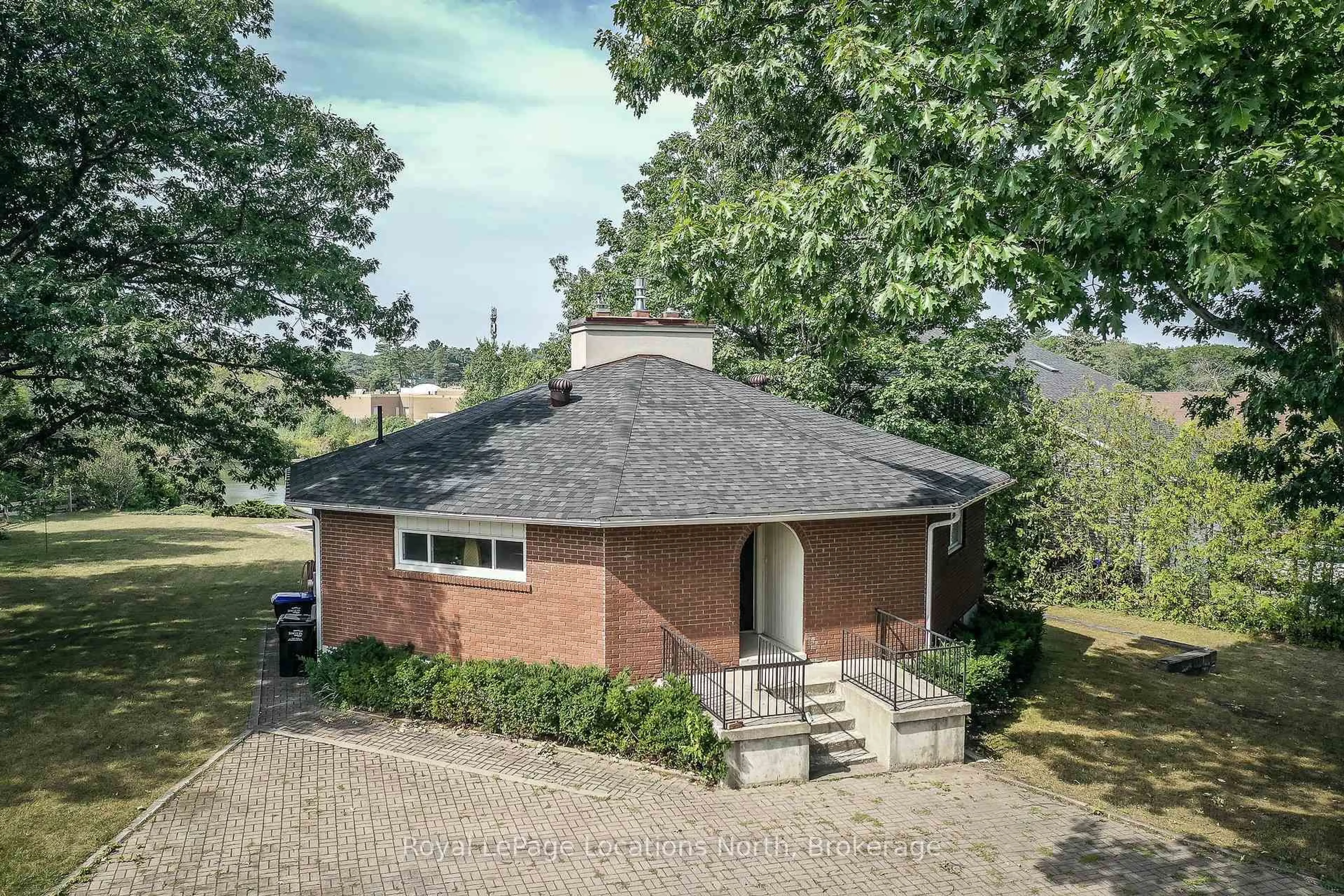 A pic from outside/outdoor area/front of a property/back of a property/a pic from drone, unknown for 10 SUNSET Crt, Wasaga Beach Ontario L9Z 2A9