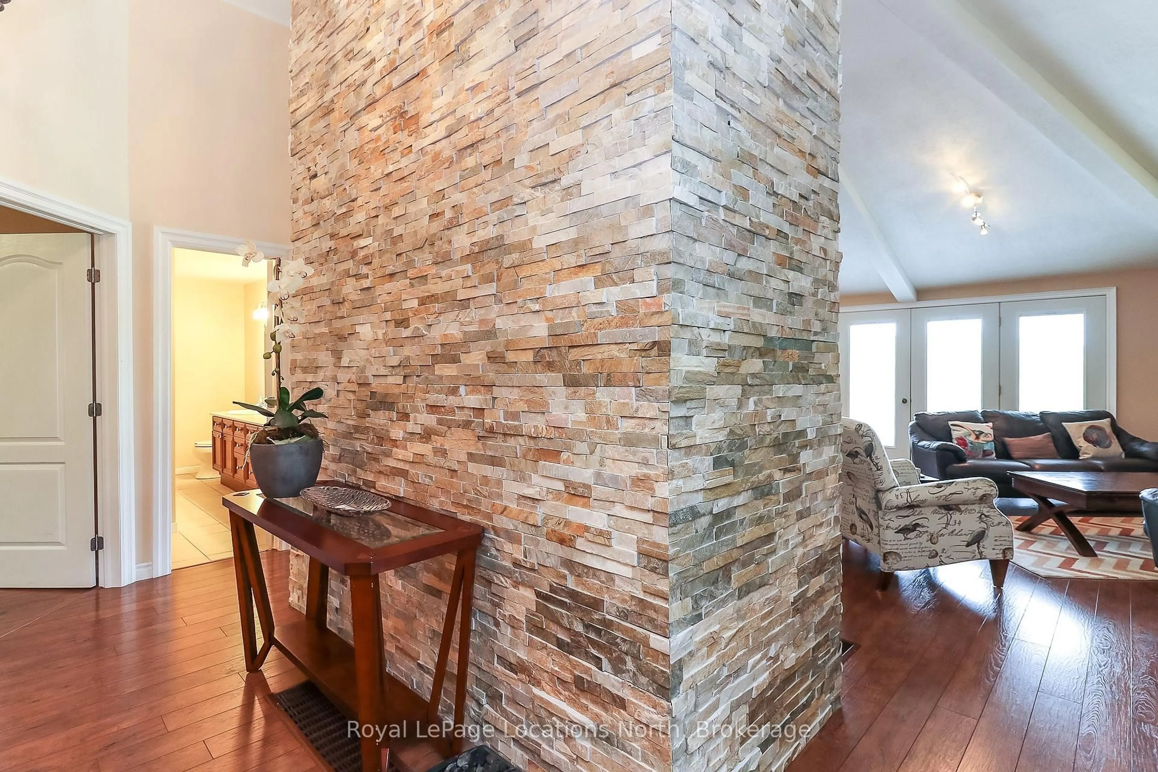 Indoor foyer for 10 SUNSET Crt, Wasaga Beach Ontario L9Z 2A9