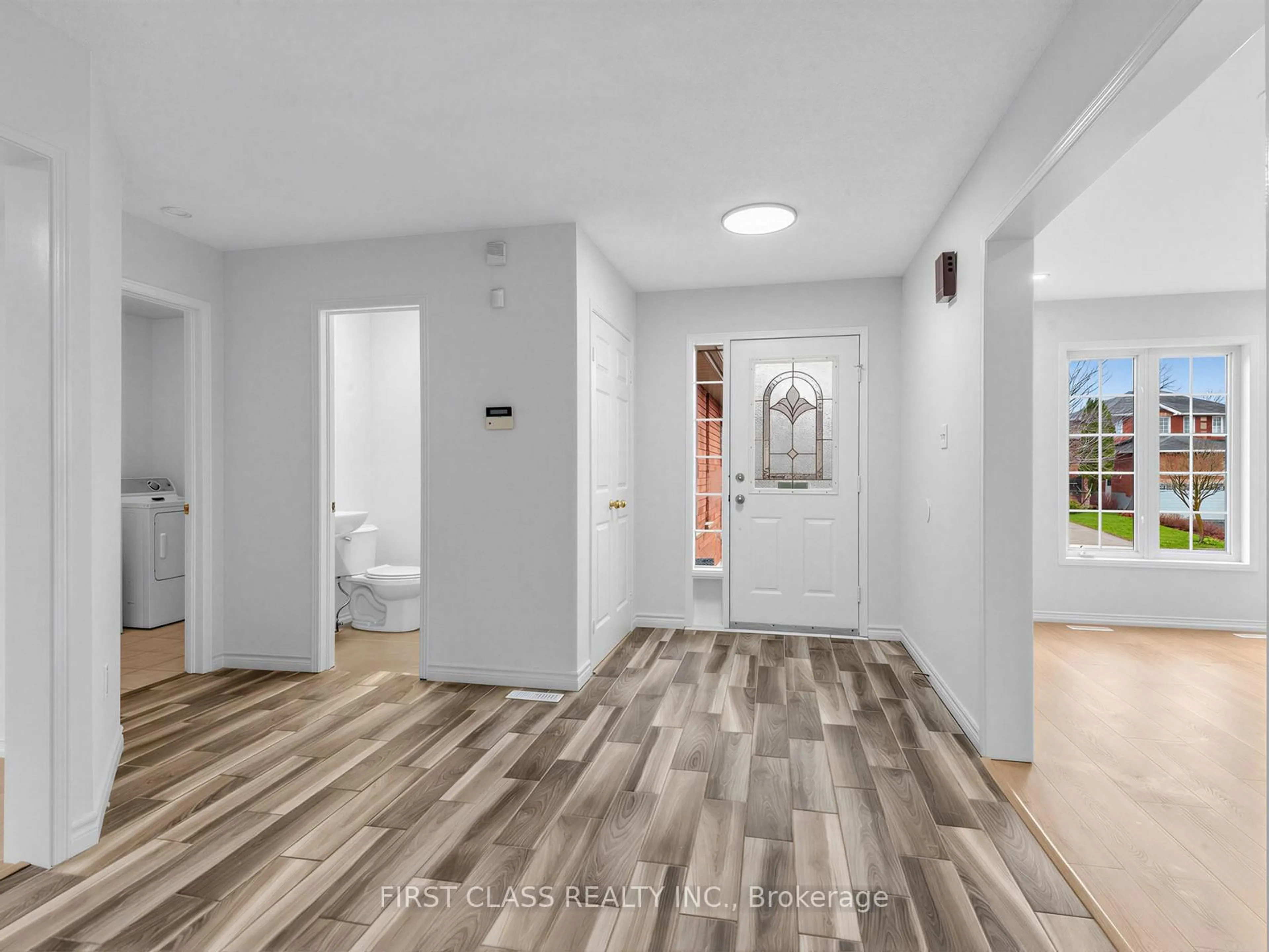 Indoor entryway for 104 Chalmers Dr, Barrie Ontario L4N 8V9