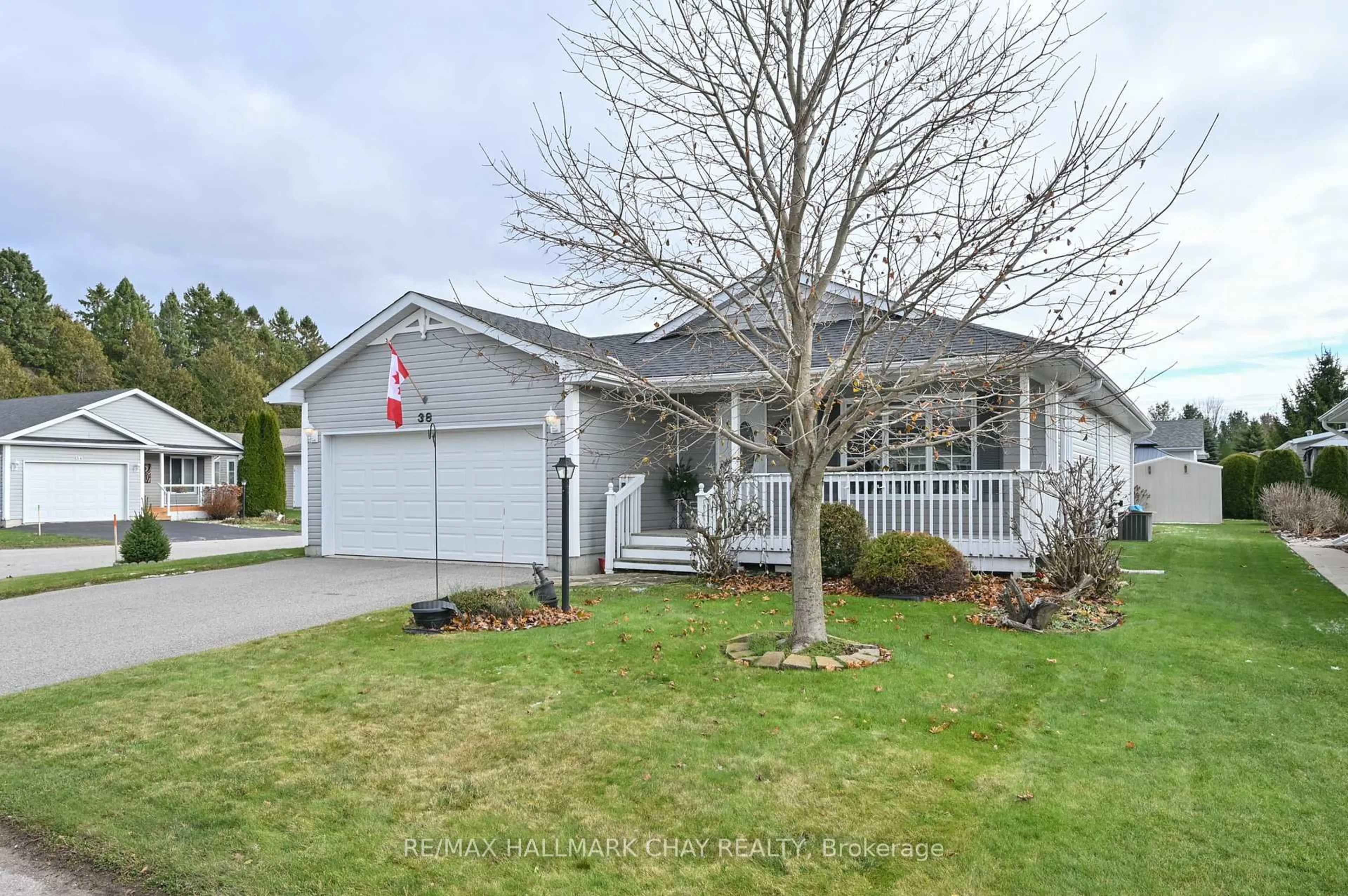 Home with vinyl exterior material, street for 38 Kentucky Ave, Wasaga Beach Ontario L9Z 3A8