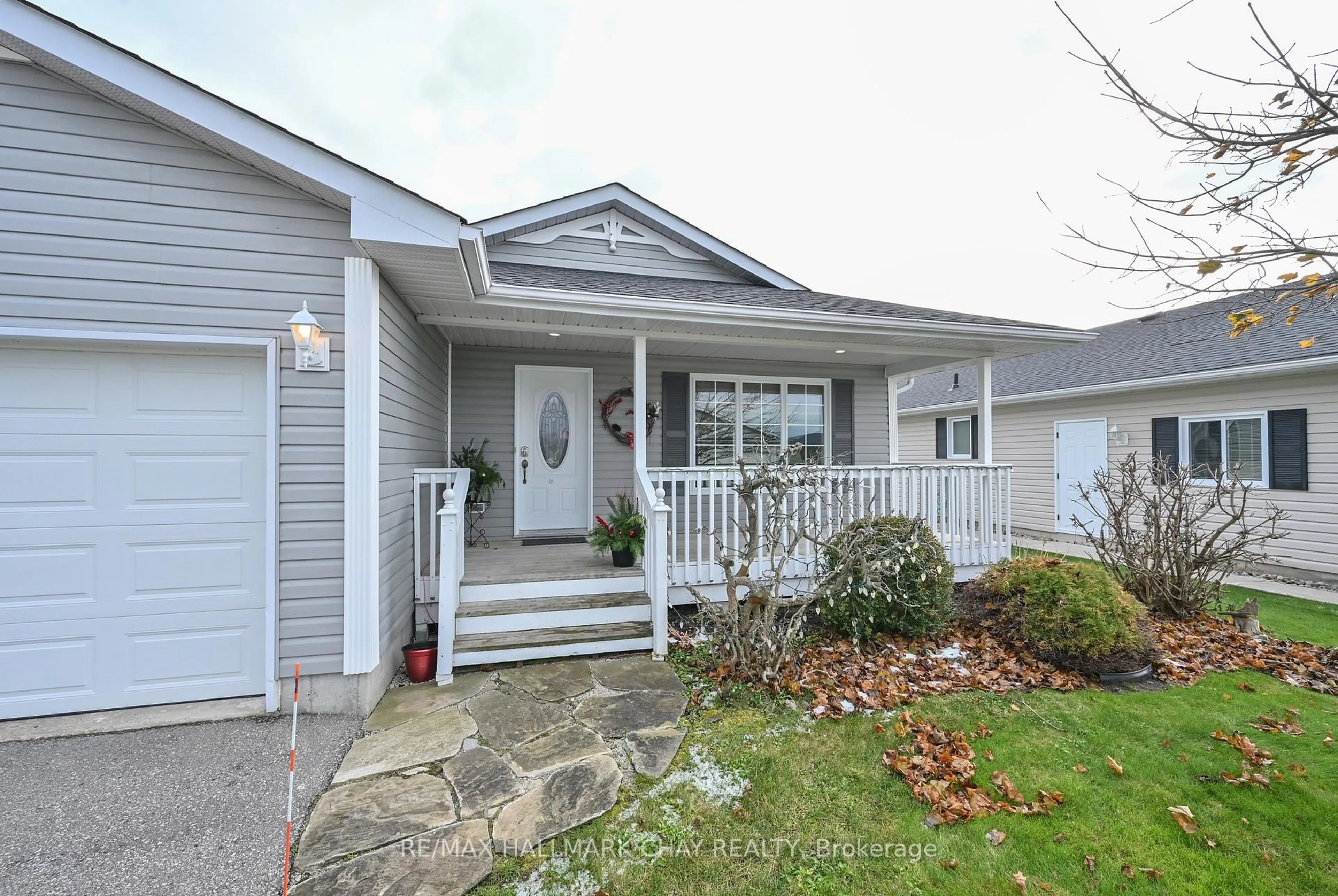 Home with vinyl exterior material, street for 38 Kentucky Ave, Wasaga Beach Ontario L9Z 3A8