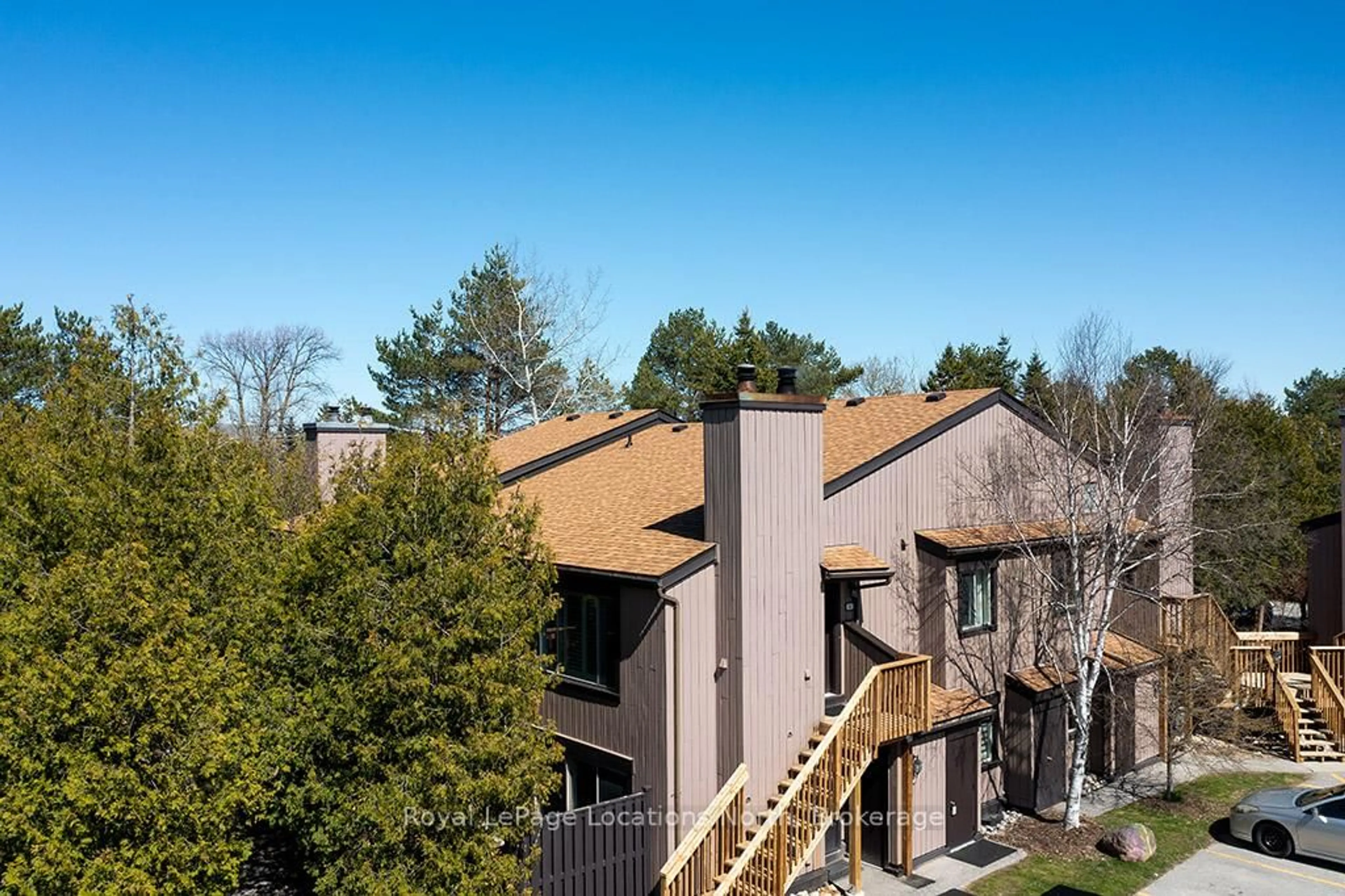 A pic from outside/outdoor area/front of a property/back of a property/a pic from drone, unknown for 27 DAWSON Dr #141, Collingwood Ontario L9Y 5B4