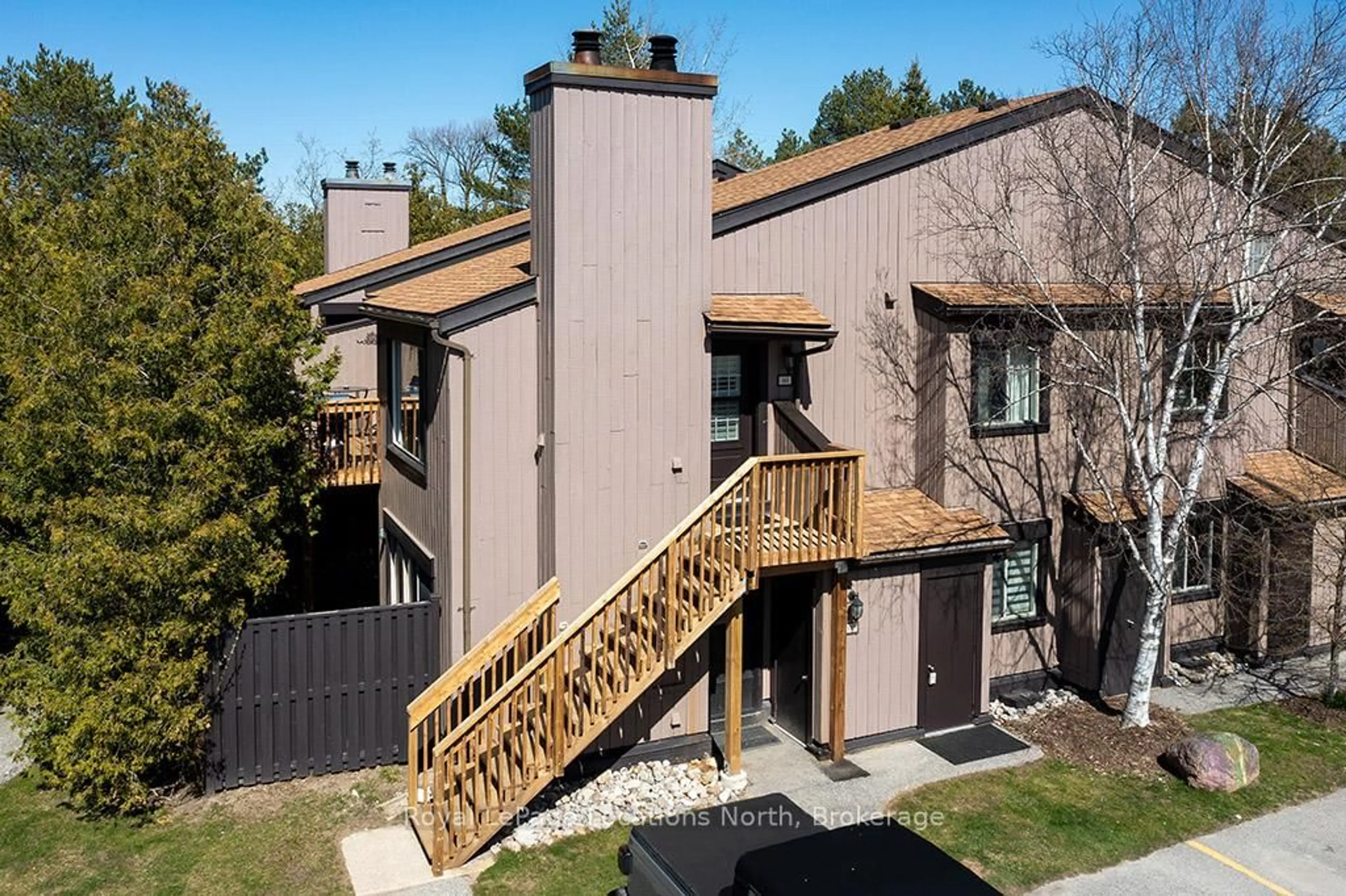 A pic from outside/outdoor area/front of a property/back of a property/a pic from drone, unknown for 27 DAWSON Dr #141, Collingwood Ontario L9Y 5B4