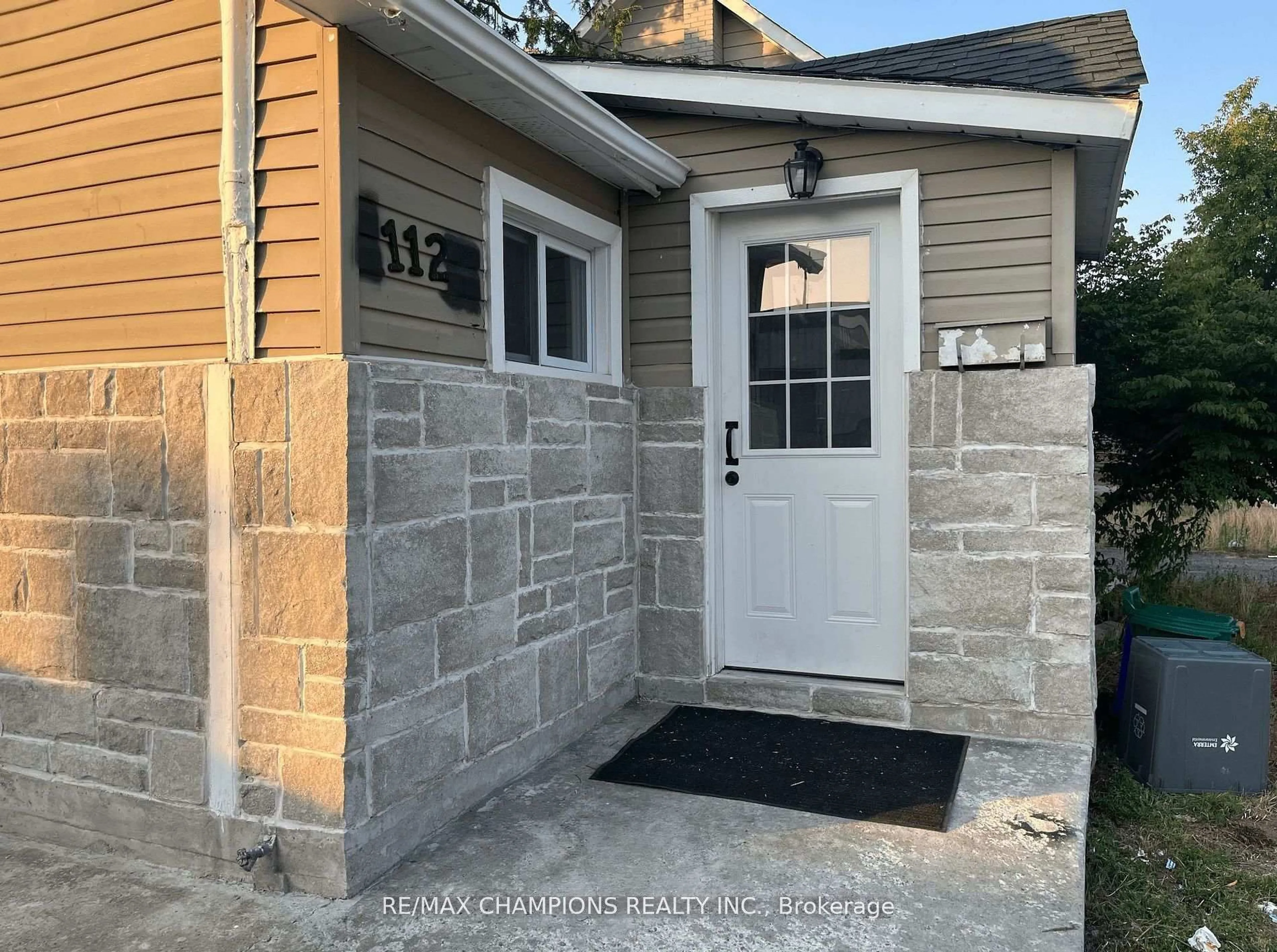 Indoor entryway for 112 John St, Barrie Ontario L4N 2K8