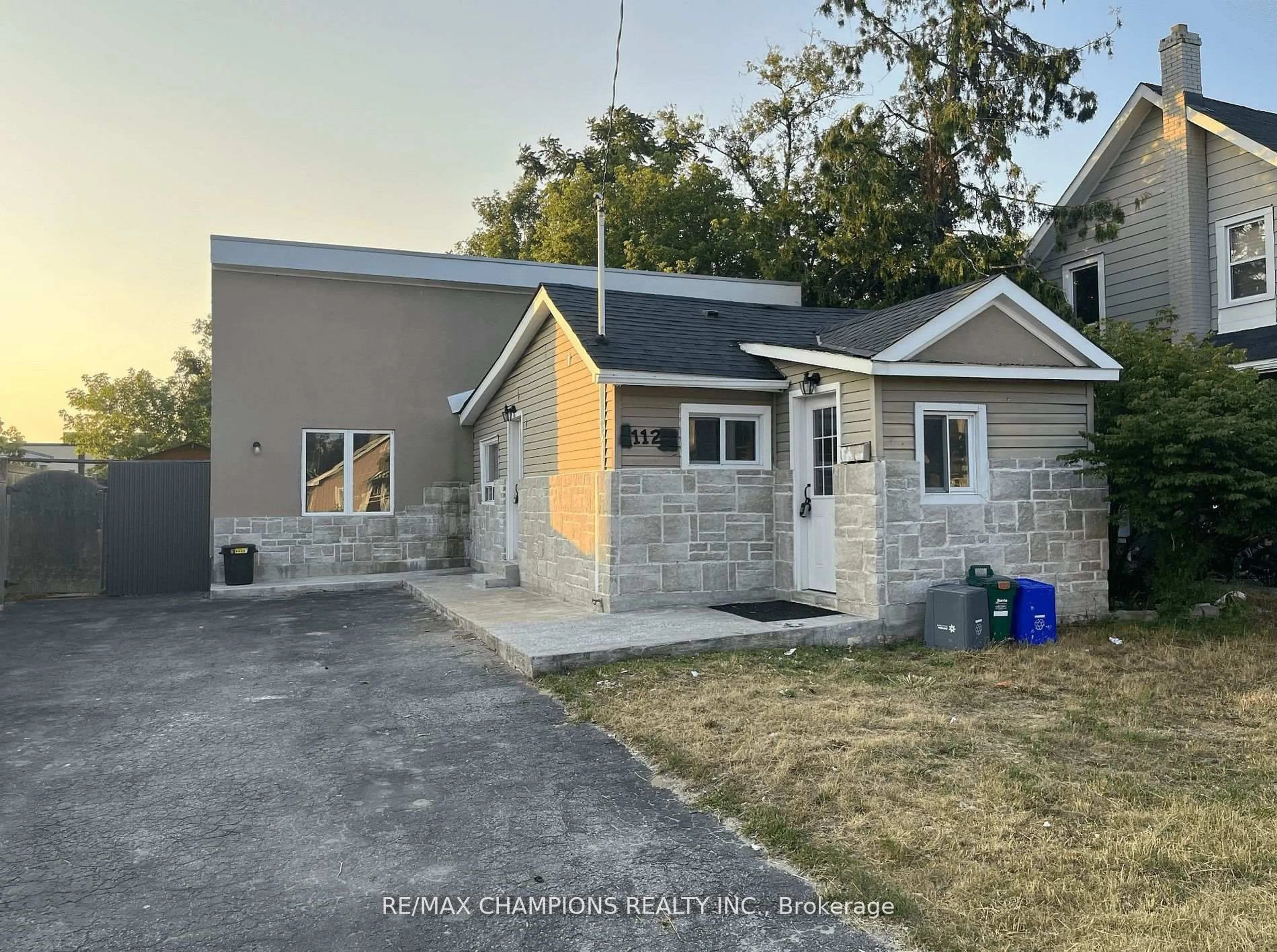 A pic from outside/outdoor area/front of a property/back of a property/a pic from drone, street for 112 John St, Barrie Ontario L4N 2K8