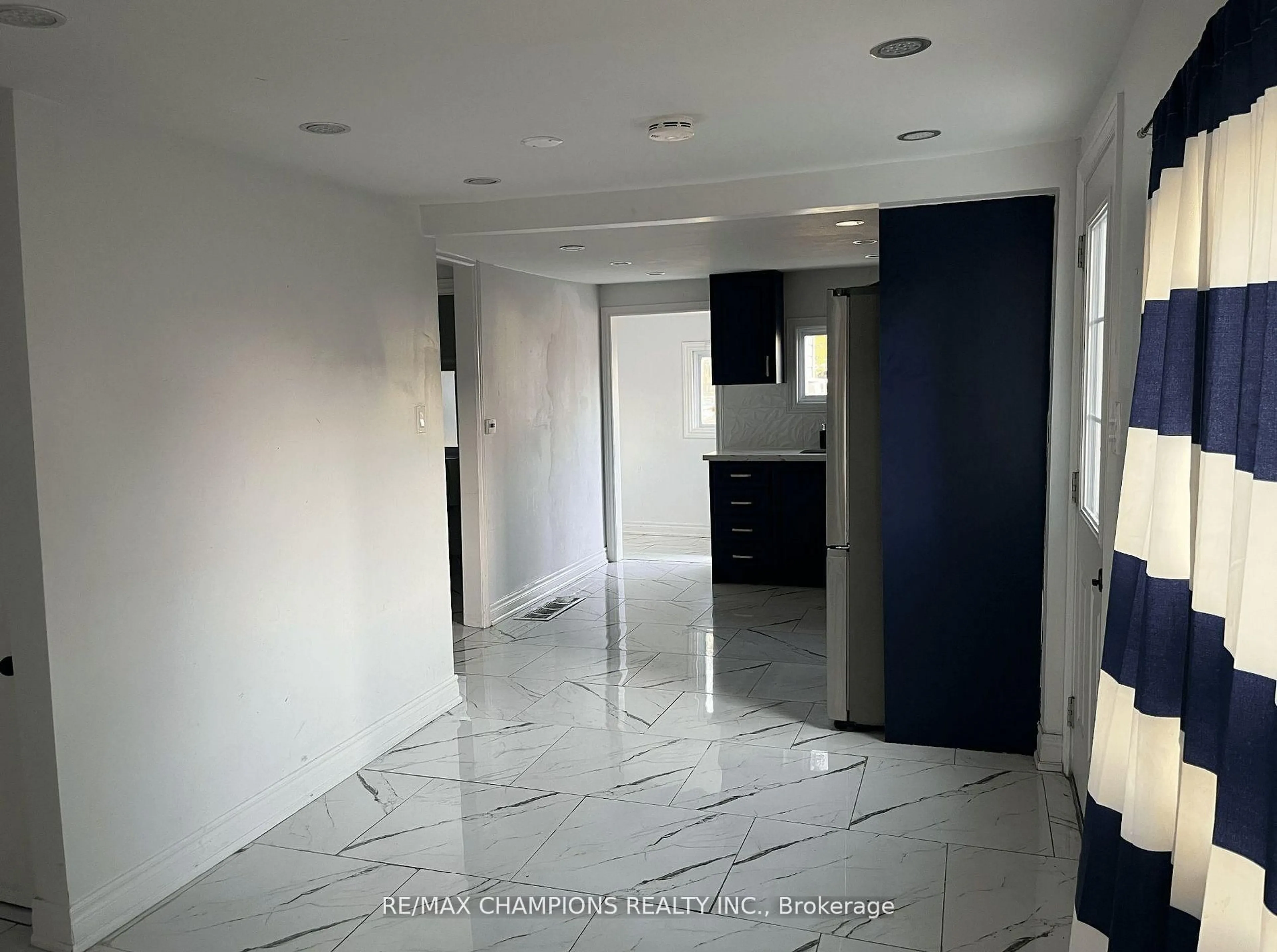 A pic of a room for 112 John St, Barrie Ontario L4N 2K8