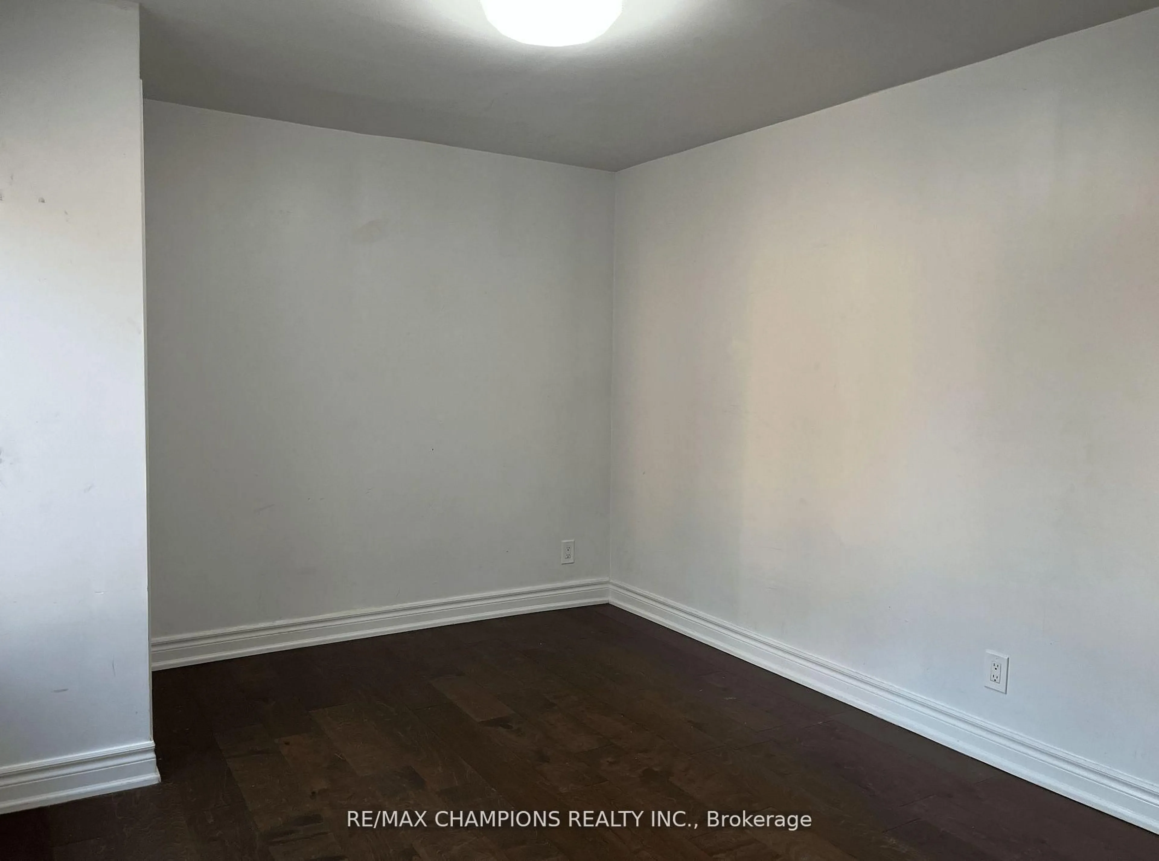 A pic of a room for 112 John St, Barrie Ontario L4N 2K8