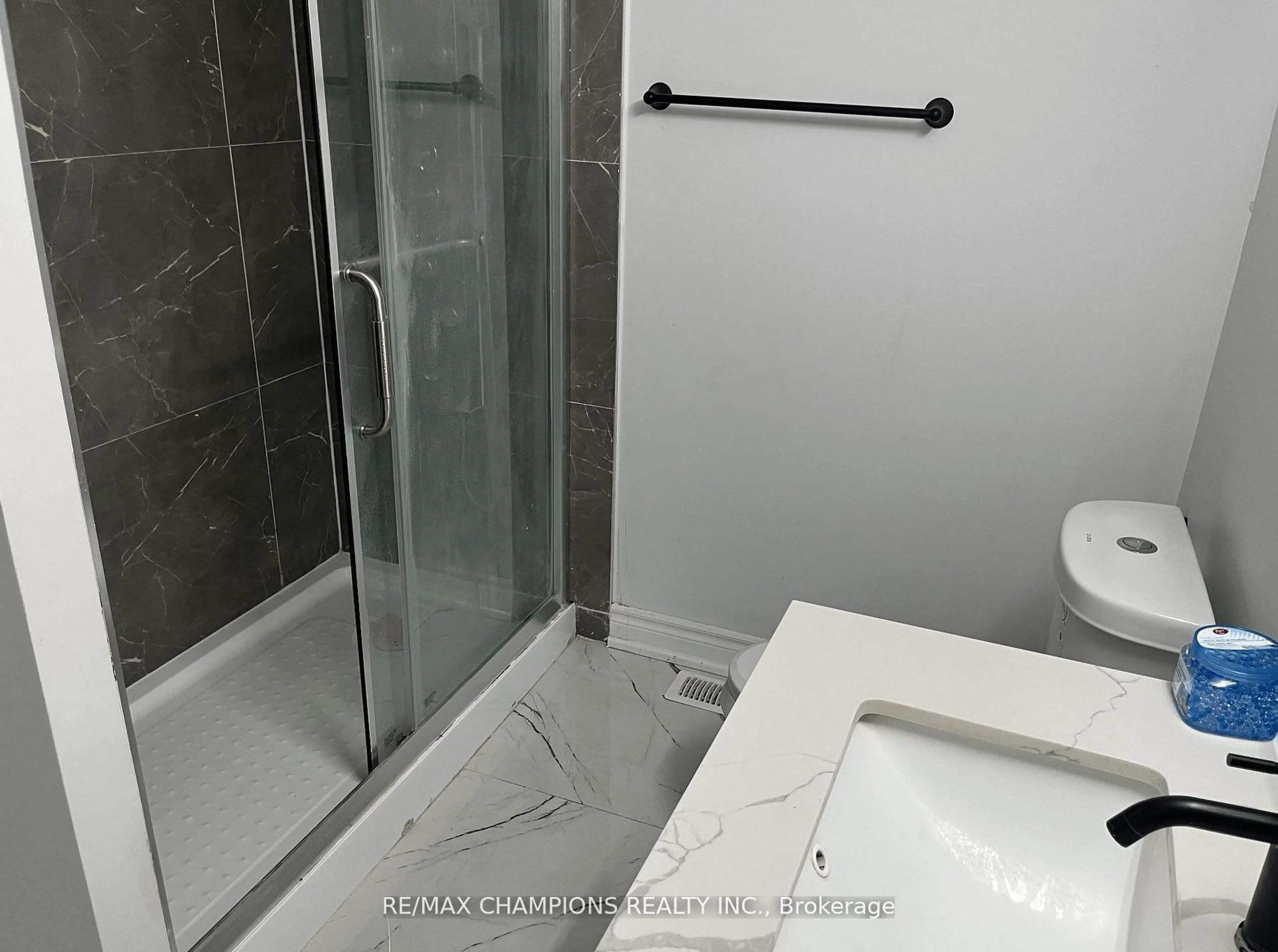 Standard bathroom, ceramic/tile floor for 112 John St, Barrie Ontario L4N 2K8
