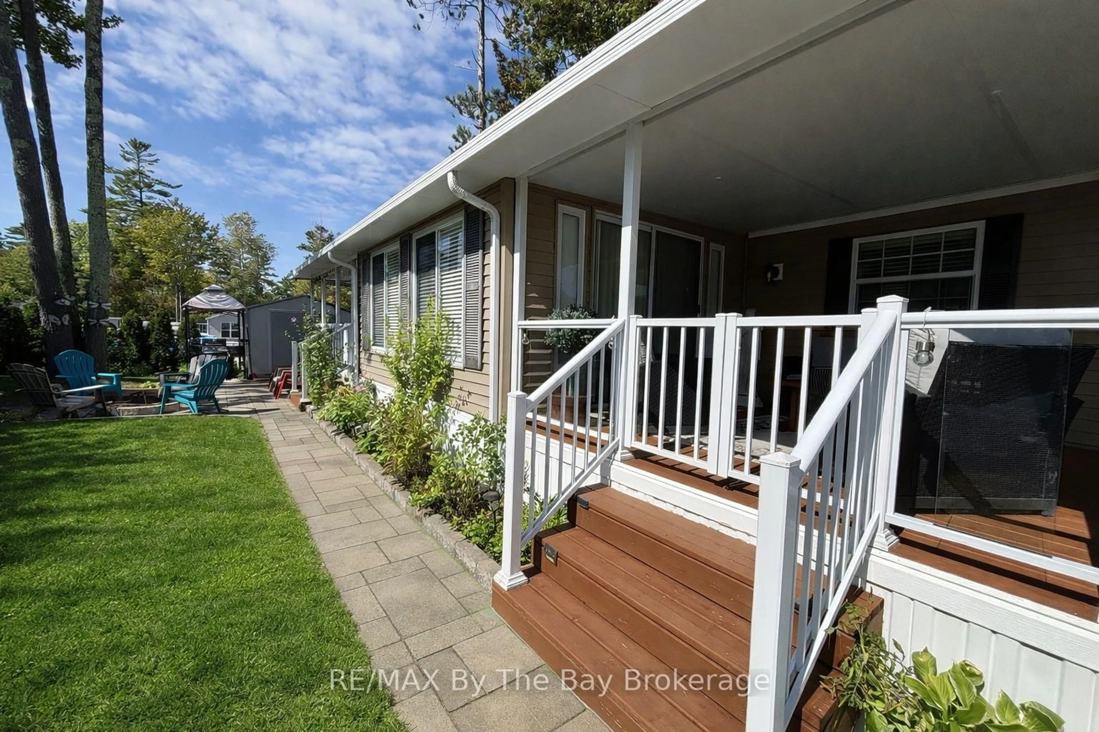 Patio, street for 10 WHITE PINES Tr, Wasaga Beach Ontario L9Z 1X7