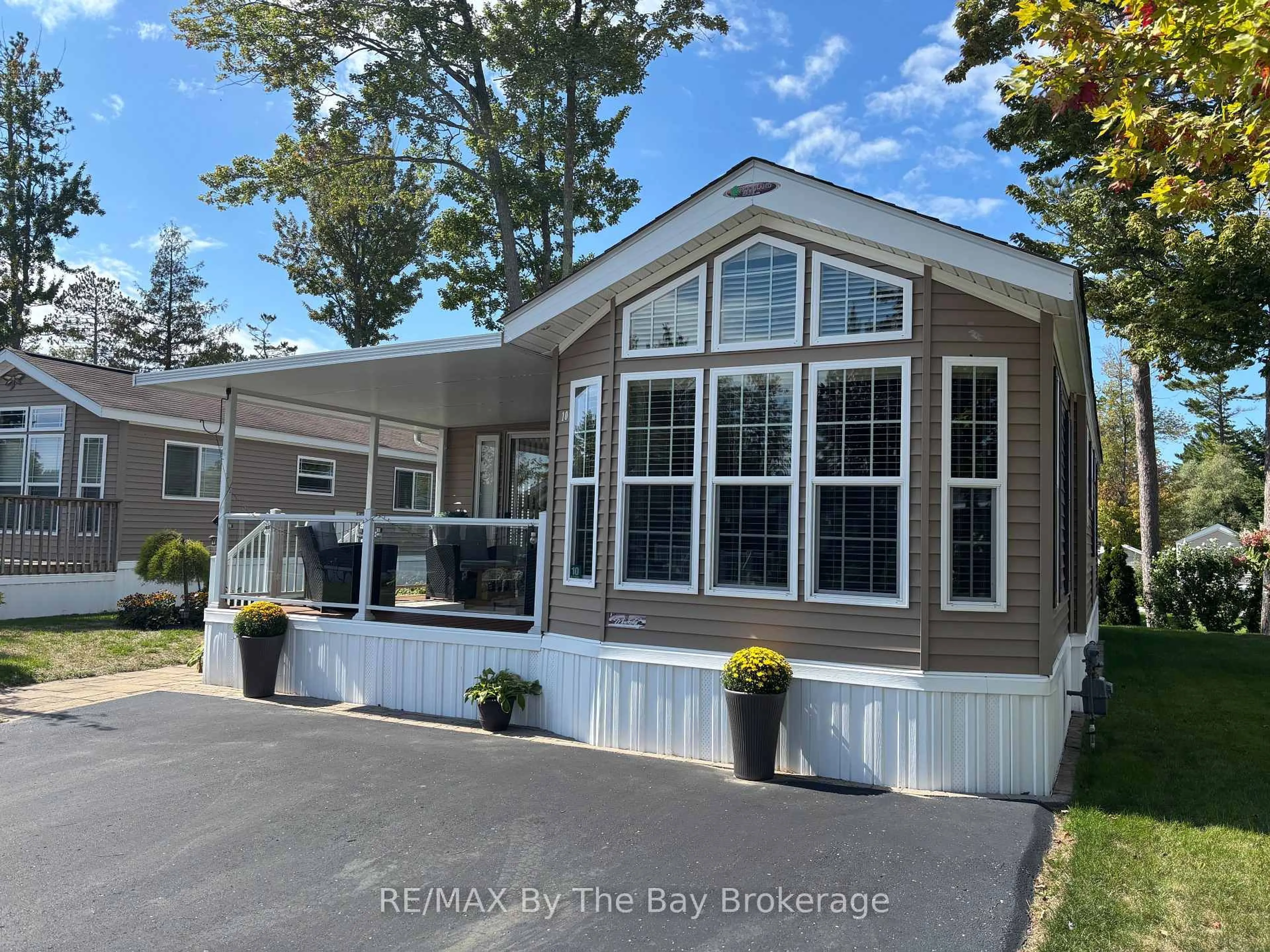 Home with vinyl exterior material, unknown for 10 WHITE PINES Tr, Wasaga Beach Ontario L9Z 1X7