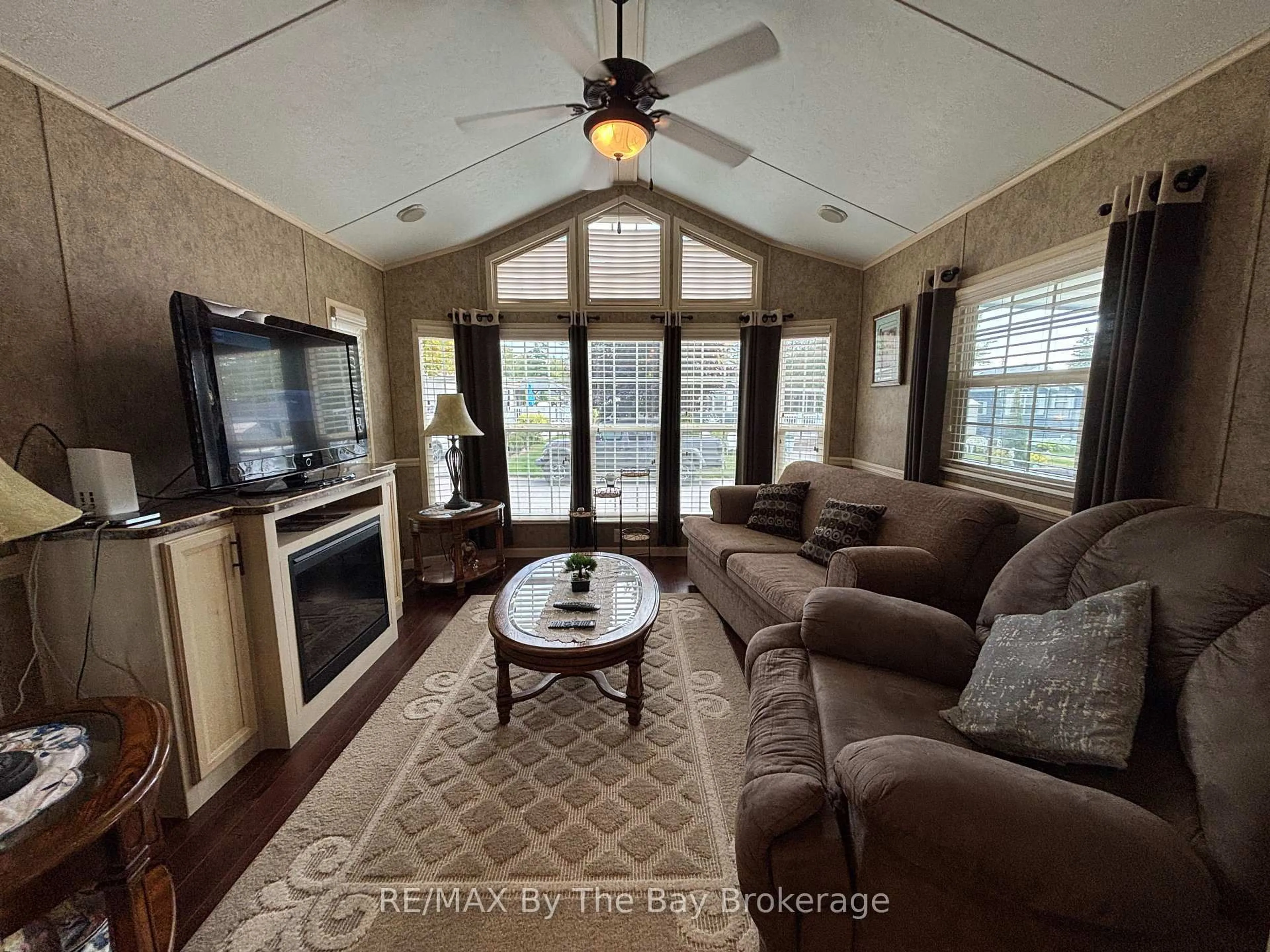 Living room with furniture, unknown for 10 WHITE PINES Tr, Wasaga Beach Ontario L9Z 1X7